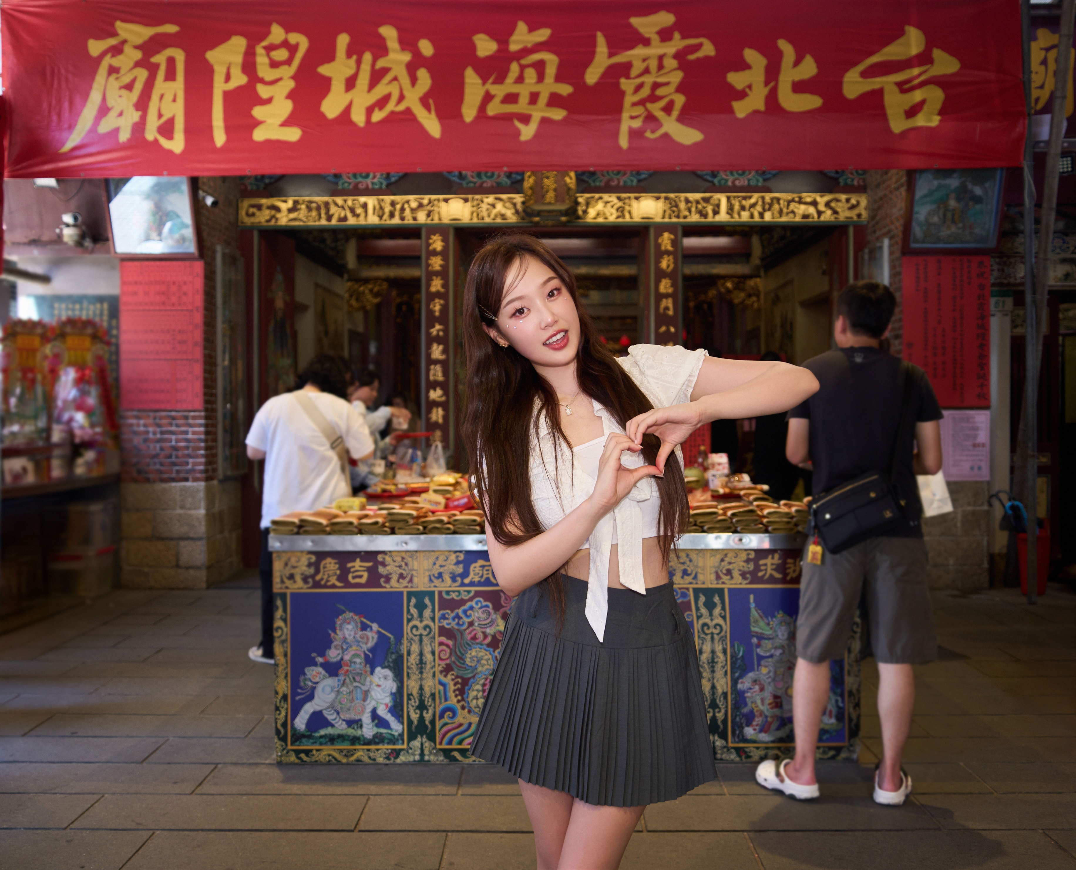 安吉特別前往台北霞海城隍廟拜月老。（索尼音樂提供）