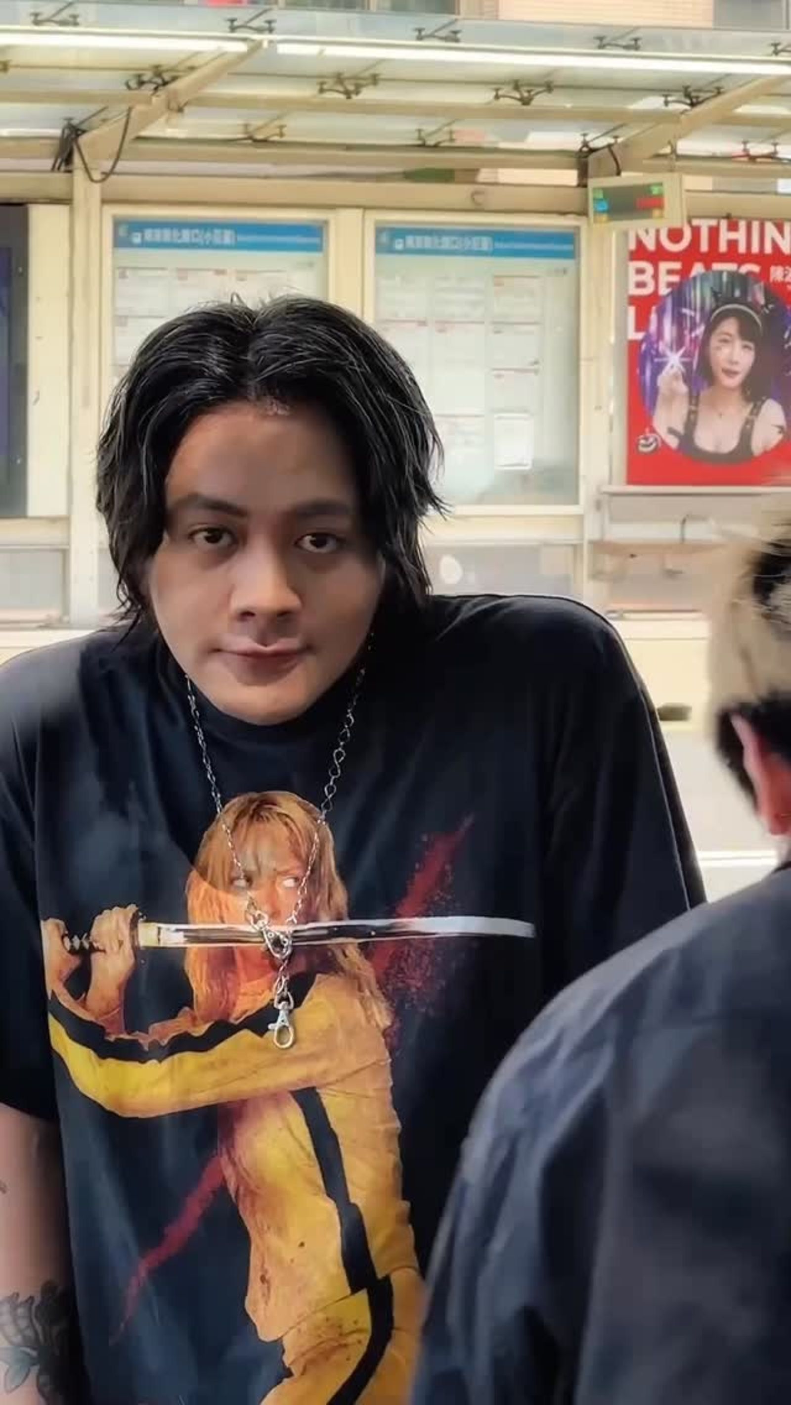網紅喬瑟夫今在IG釋出一段短影音，不僅「撞臉」歌手優里，甚至連穿搭都模仿到極致。（翻攝IG／chillseph）