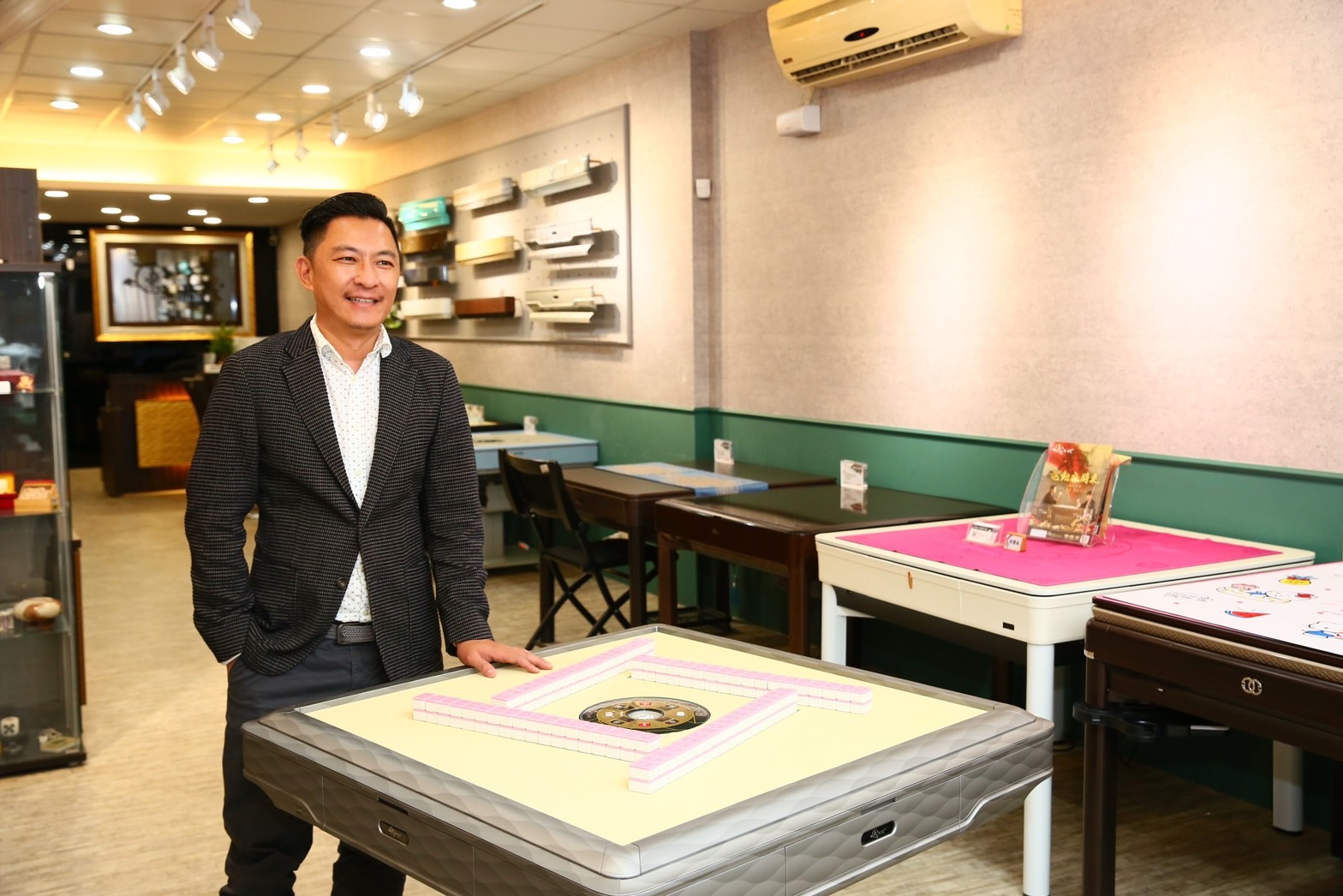 東方不敗總經理陳家豪，接班超過20年，他2004年因應市場變化，率先切入電動麻將桌市場，讓父親創的老字號版圖擴大、穩做業界領頭羊。