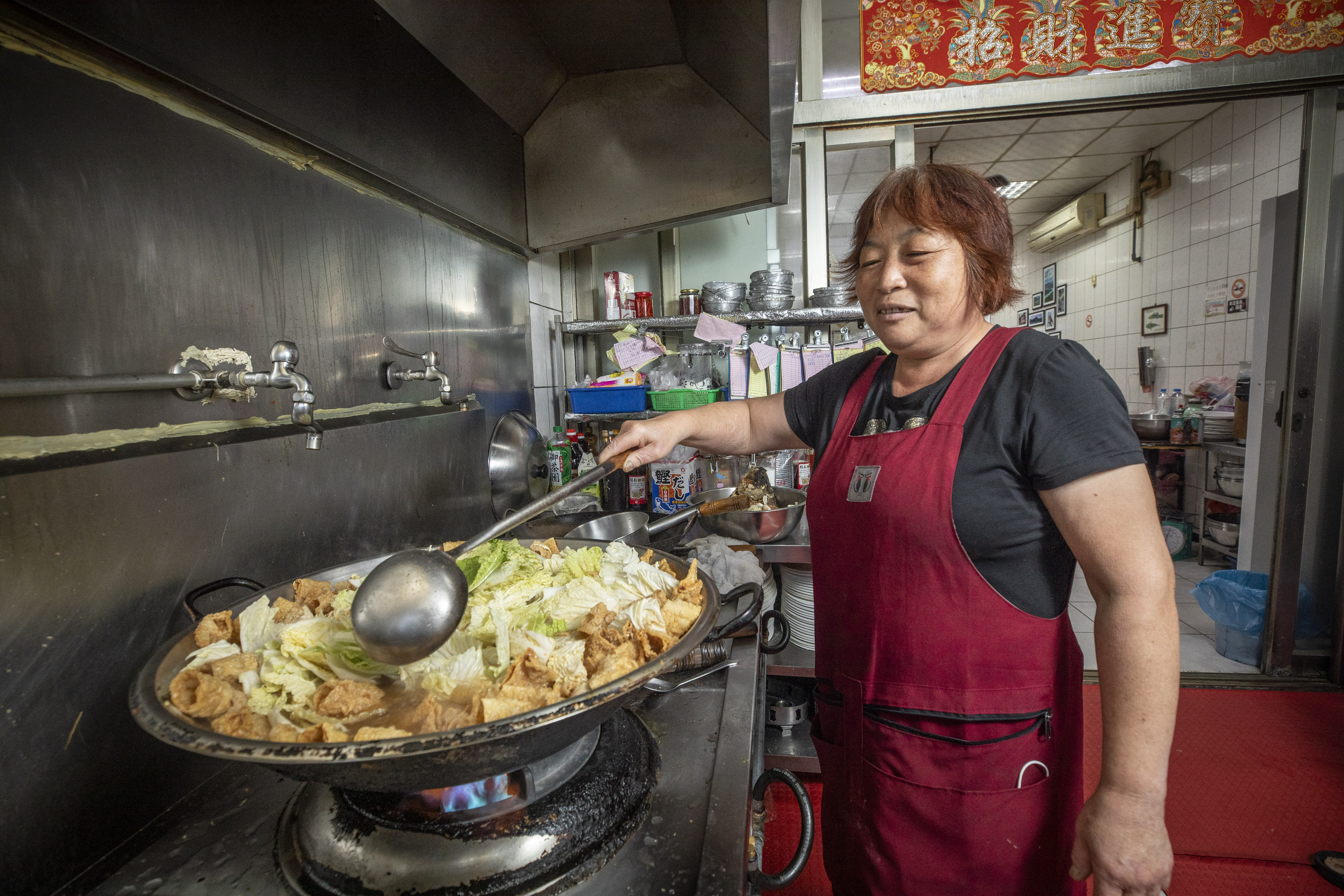 自認沒有做美髮的天分，生完二子後的江明苓在村裡餐廳跟著總舖師當水咖學餐飲。