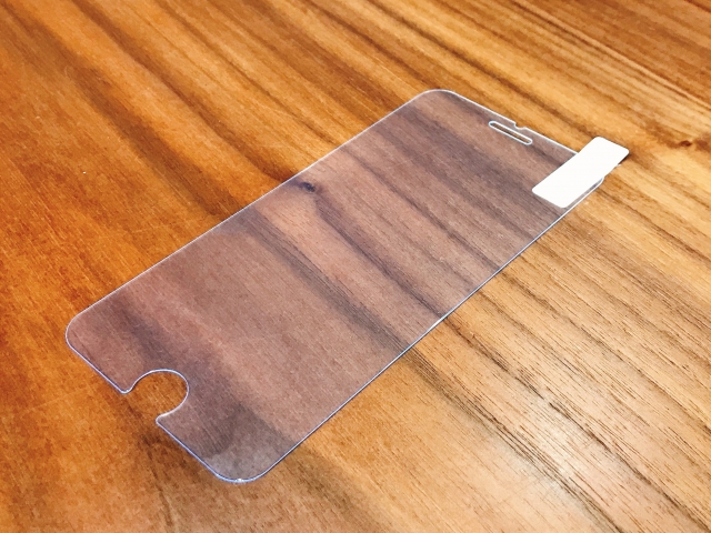 一名前手機行店員透露手機螢幕玻璃貼大多是中國製，很多店員都會用話術誤導消費者買貴。（示意圖，pakutaso）