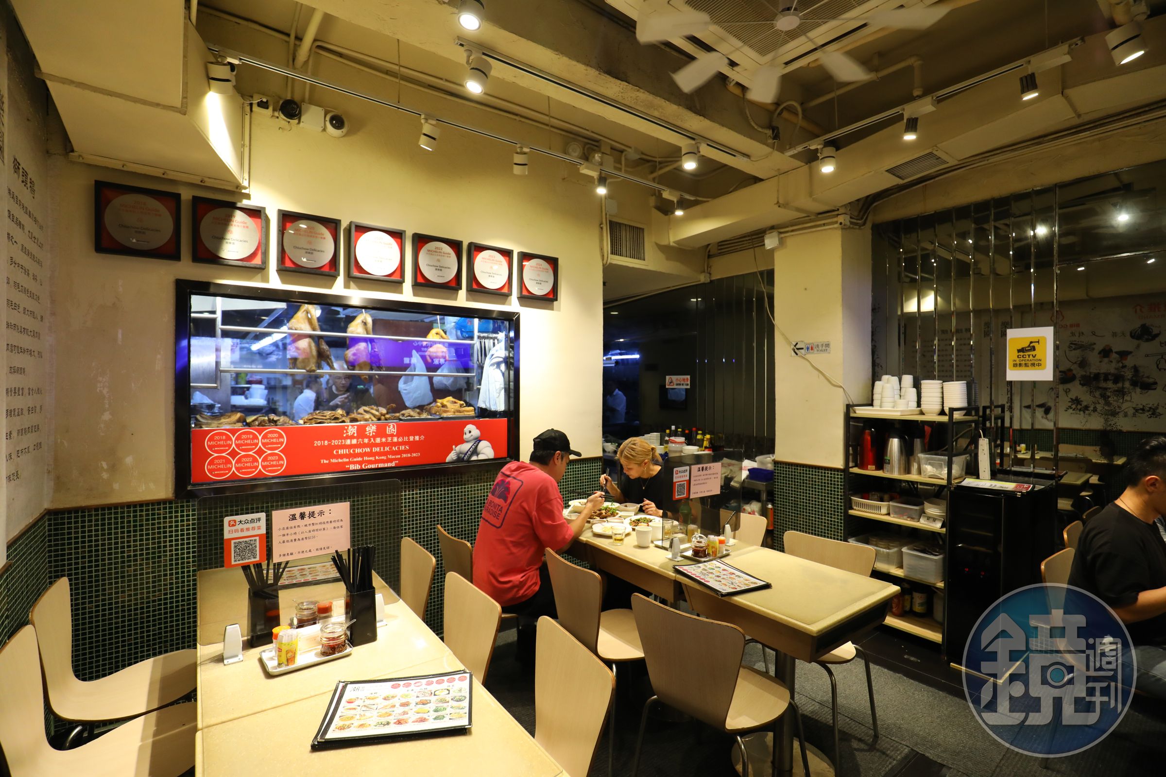 北角總店用餐空間不大，晚餐時段若客滿限時用餐一個半小時。