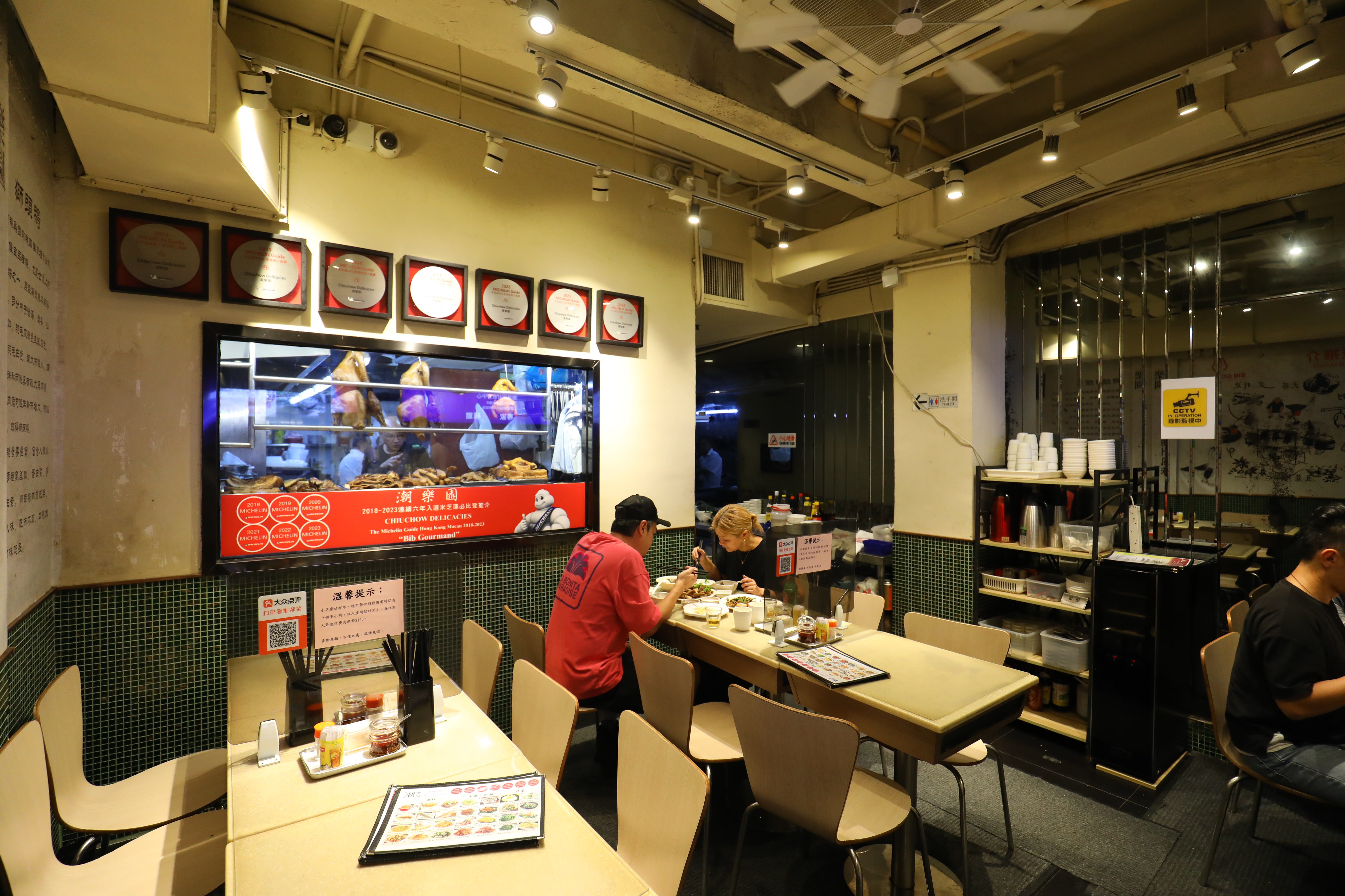 北角總店用餐空間不大,晚餐時段若客滿限時用餐一個半小時。