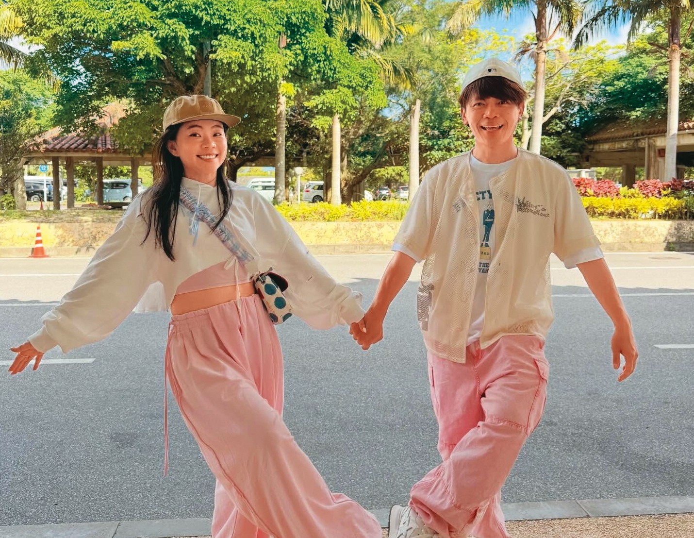 蔡阿嘎(右)和老婆二伯(左)創立標榜「百分之百台灣製造」的親子品牌hahababy,陷入抄襲疑雲。(翻攝自蔡阿嘎IG)