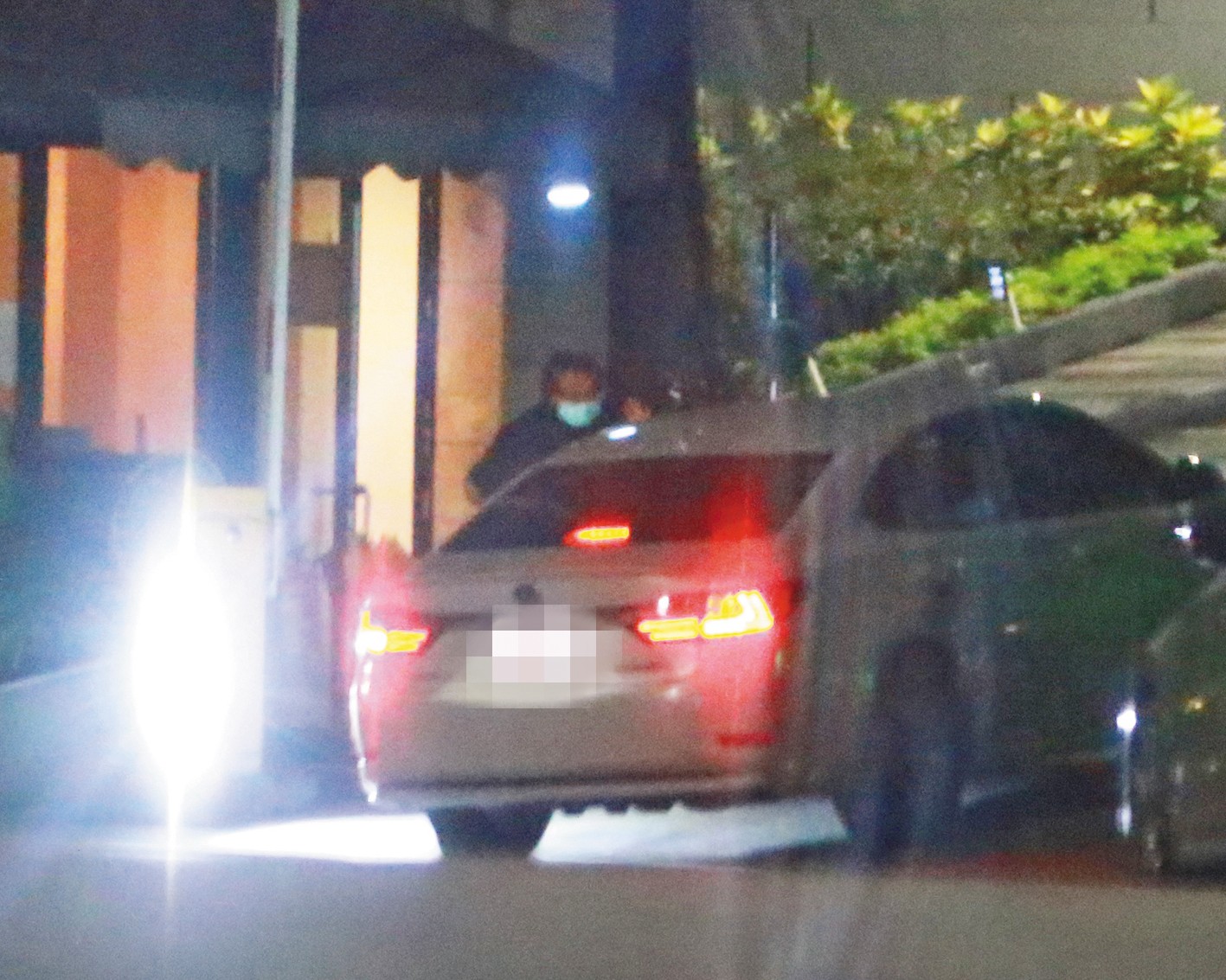 4/30，01：07，張軒銘聊完天後，搭計程車返家。