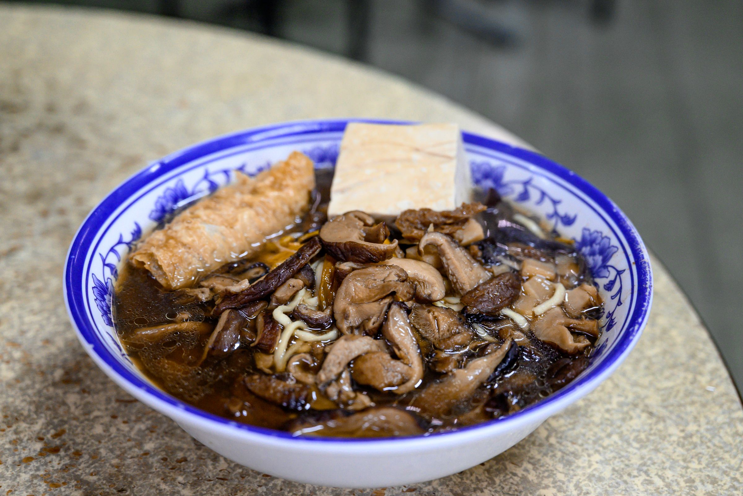 佐料豐富的彰化「菜麵」,是不少素食愛好者心中的地方美食。