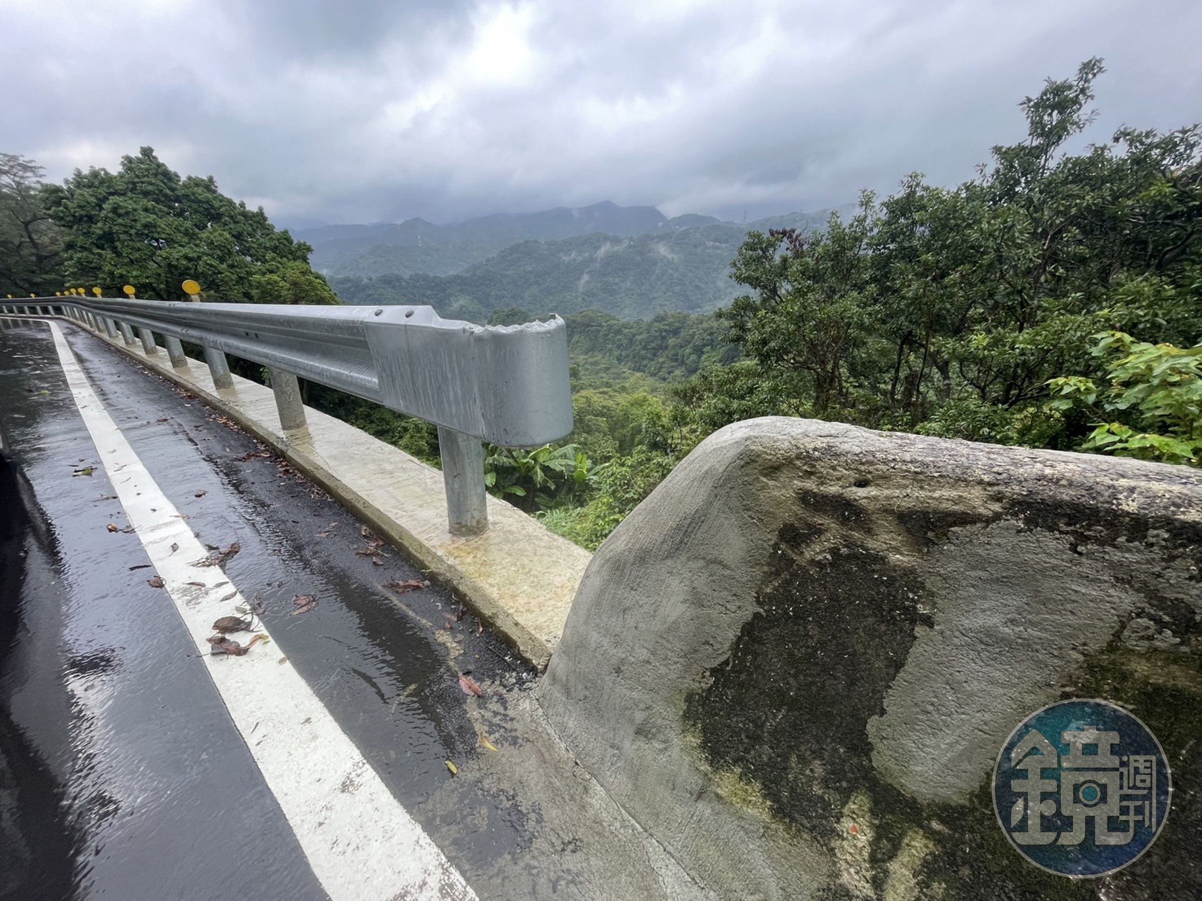 通往堆置場的產業道路近期重新修建，柏油路面、護欄全部翻新，有復工跡象。