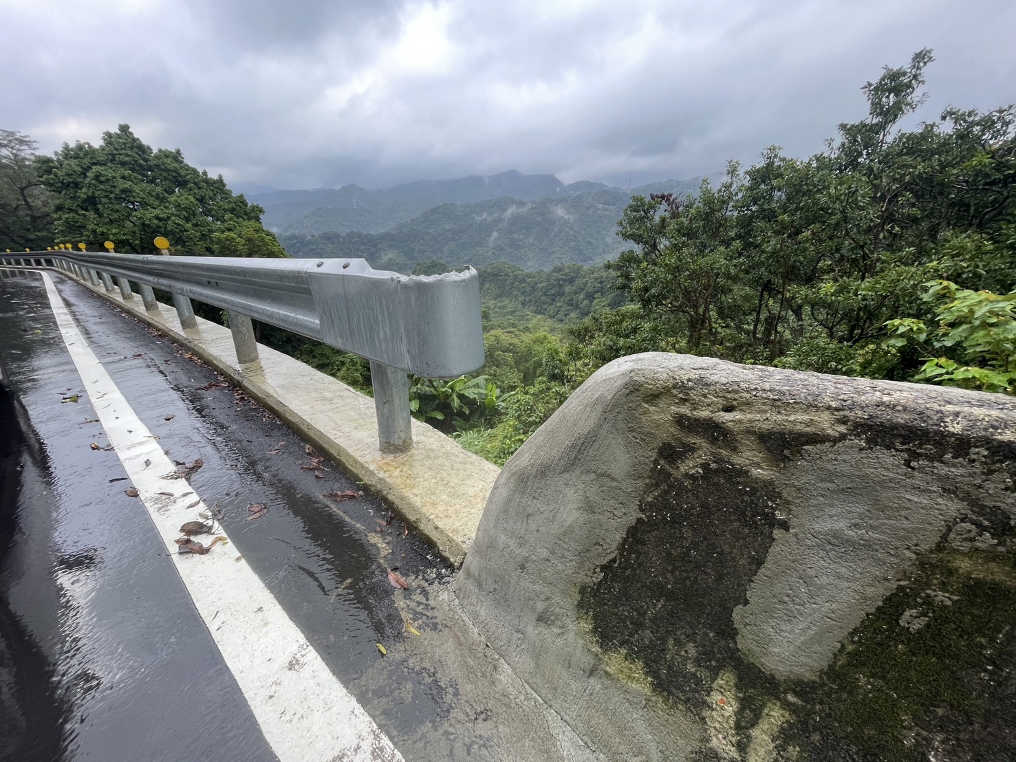 通往堆置場的產業道路近期重新修建,柏油路面、護欄全部翻新,有復工跡象。