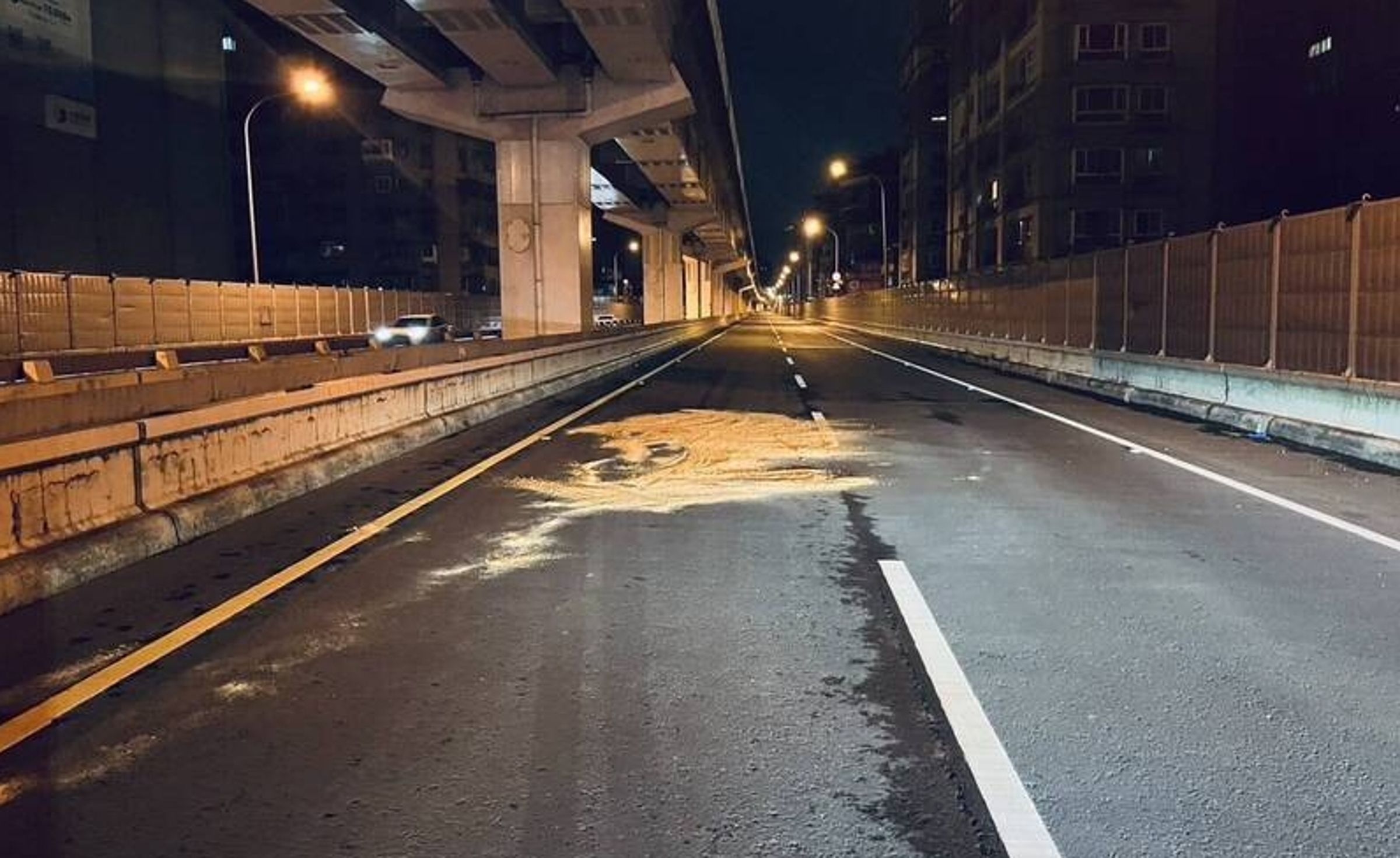 溫姓替代役男遭司機丟包台64線快速道路後被輾斃,行車紀錄影像打臉司機一開始的「激烈口角」說法。(翻攝畫面)