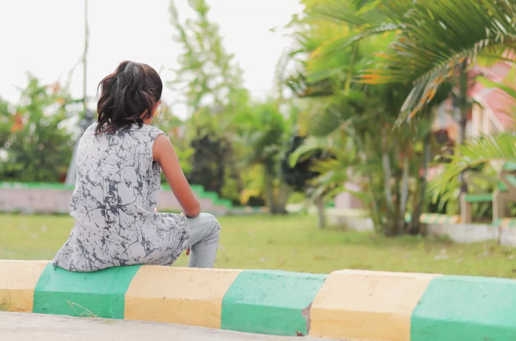 印度又爆恐怖性侵！2女孩遭集體凌辱，還被砸石挖眼慘死。（示意圖）
