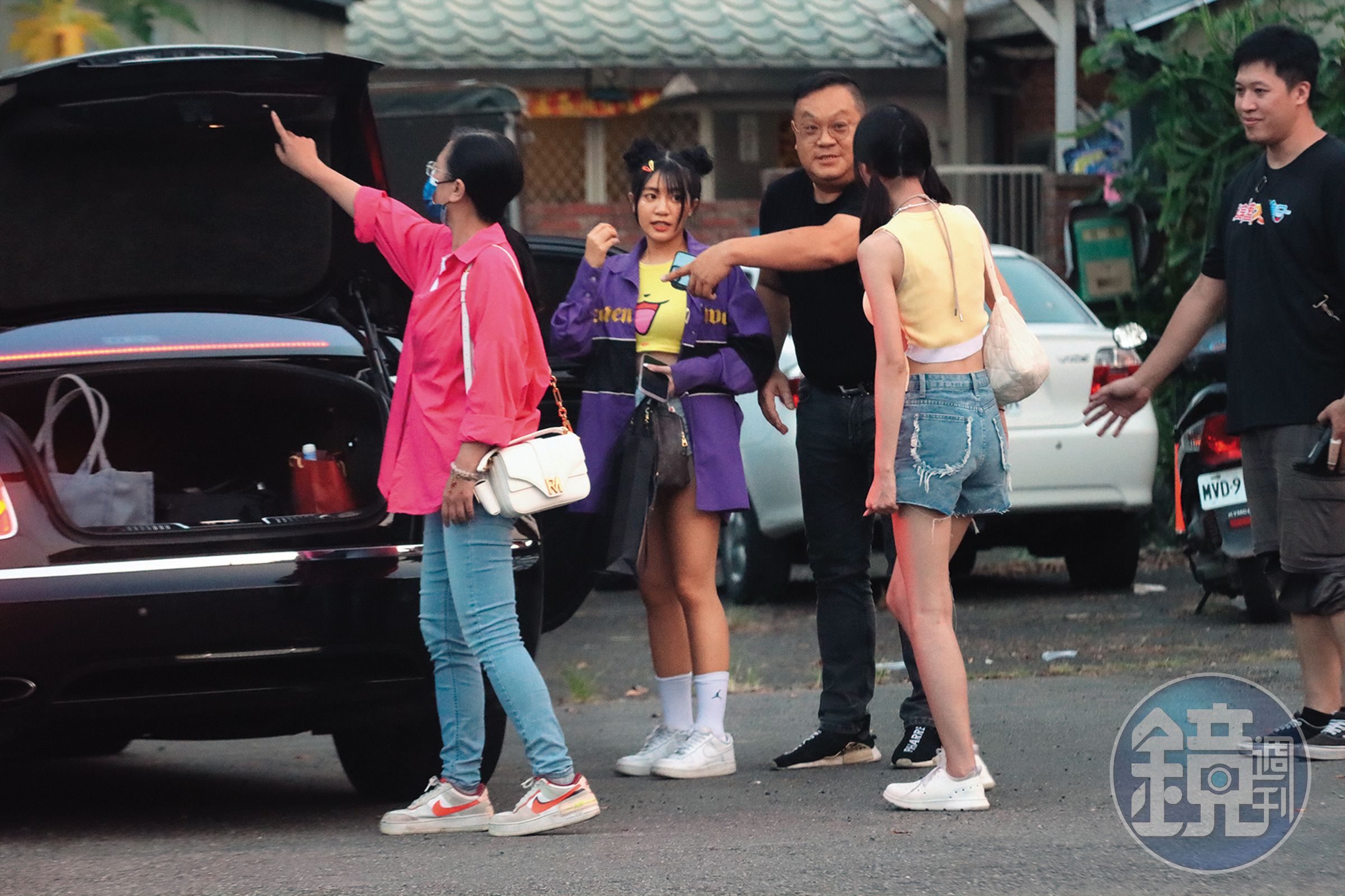之前熊霓(左二)的爸爸(右二)緊跟著女兒工作;他曾跟胡瓜緊密合照,看似互動熱絡,可惜好景不常。