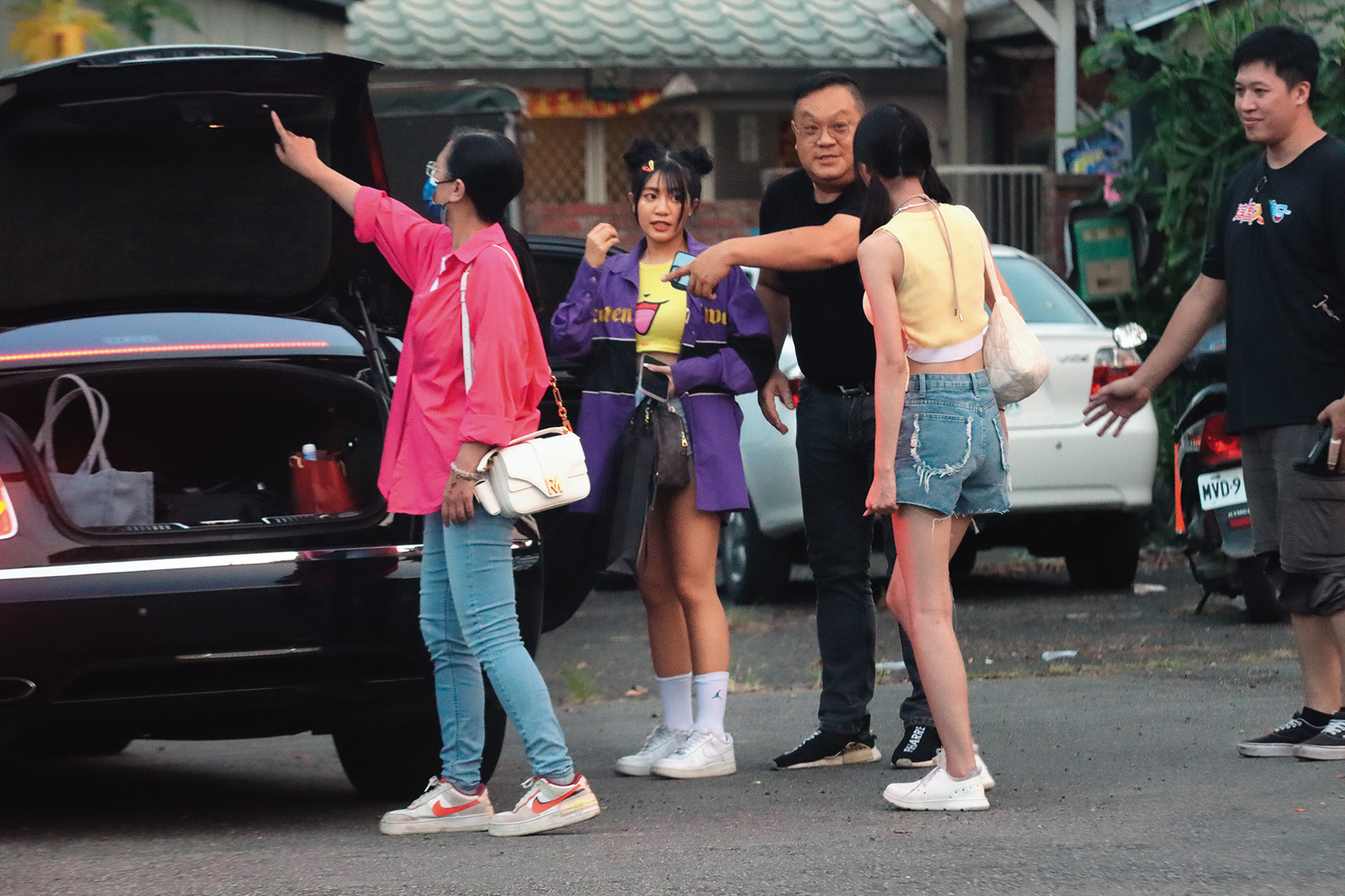 之前熊霓(左二)的爸爸(右二)緊跟著女兒工作;他曾跟胡瓜緊密合照,看似互動熱絡,可惜好景不常。