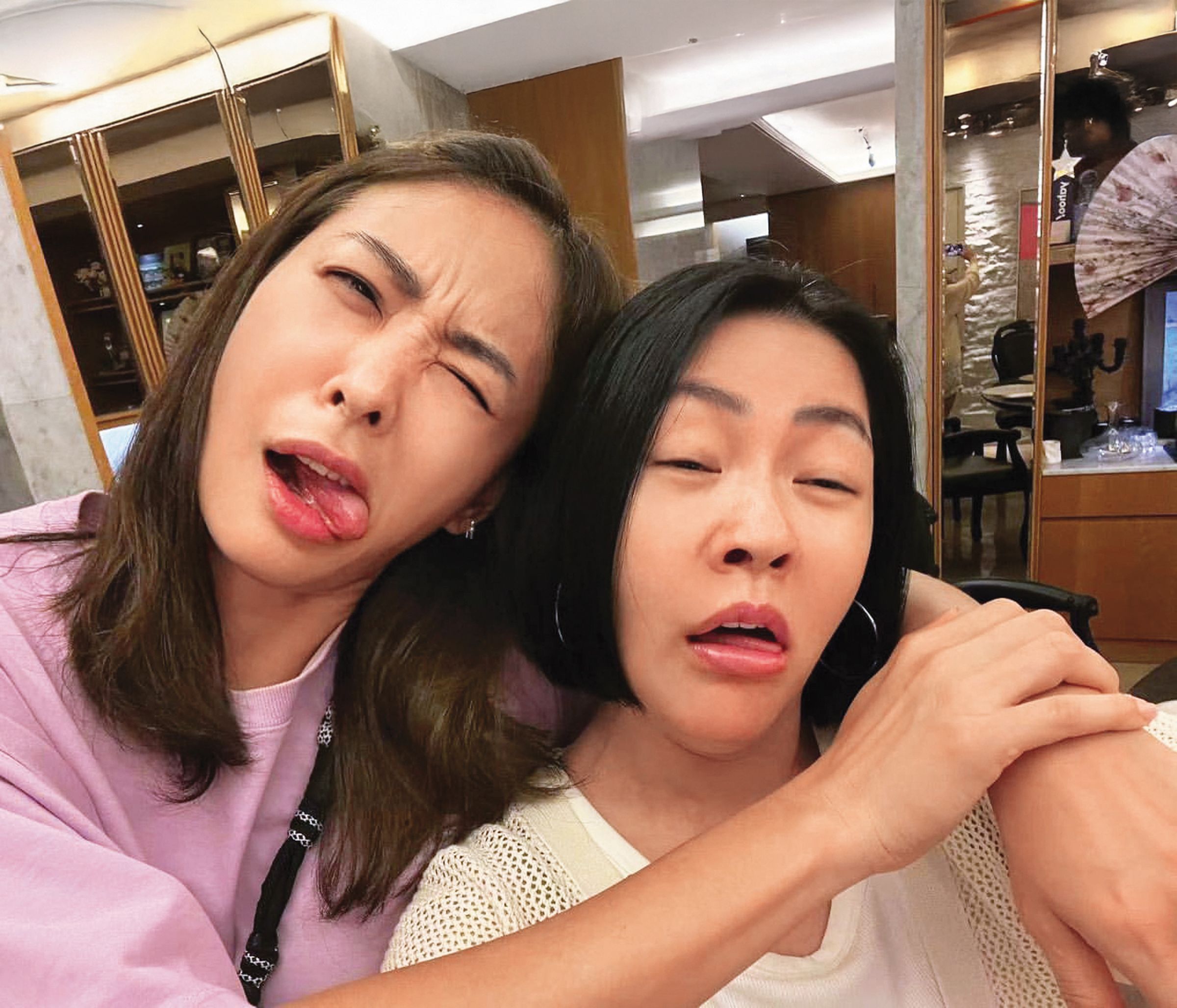 前年小S(右)和賈永婕(左)喝醉後一起扮鬼臉拍照。(翻攝自小S IG)