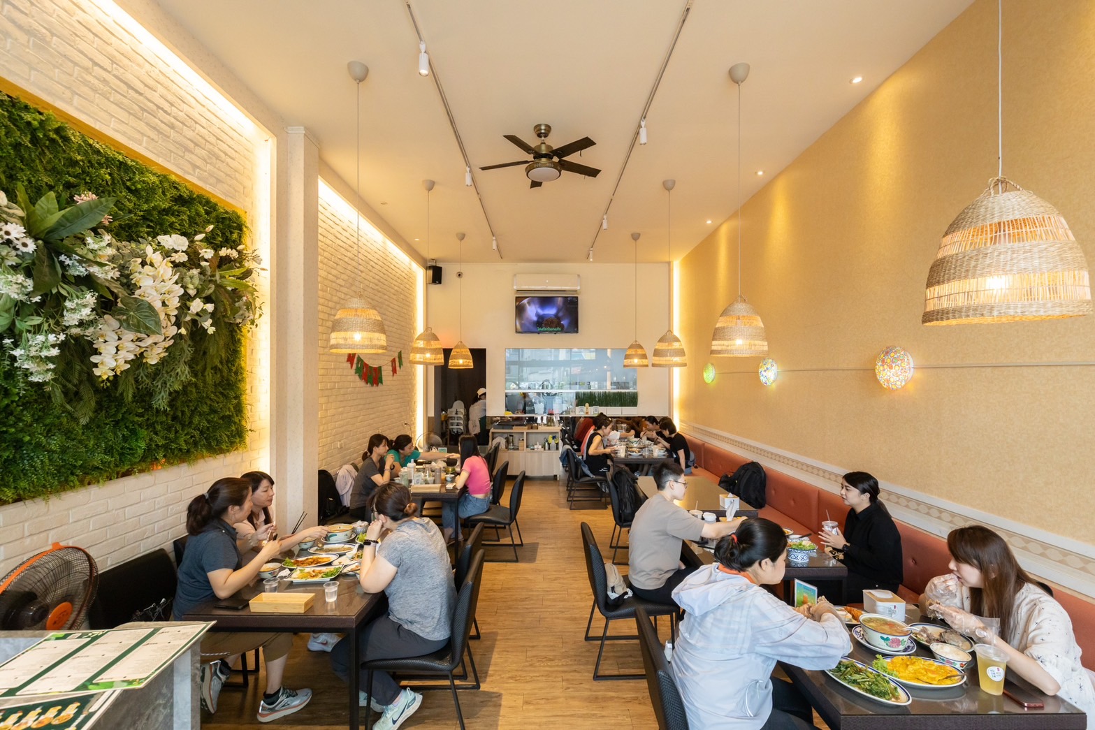 恰辣辣泰式料理的用餐空間簡約、明亮，沒有過多浮誇的擺設裝飾。 