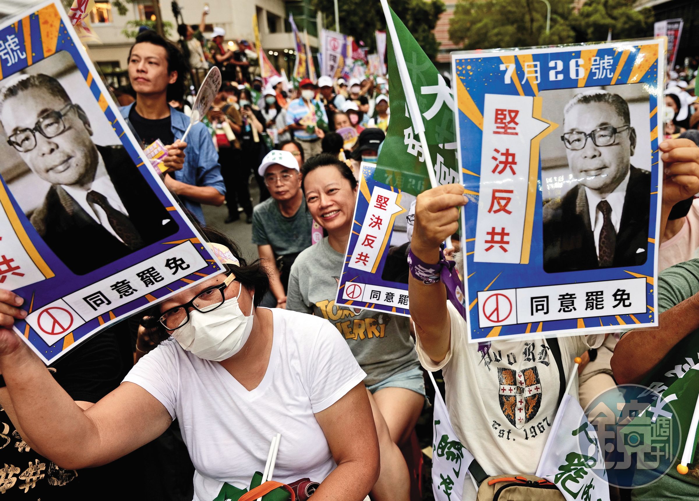 挺罷民眾19日湧入立法院周邊道路,高舉反共、同意罷免宣傳圖卡。