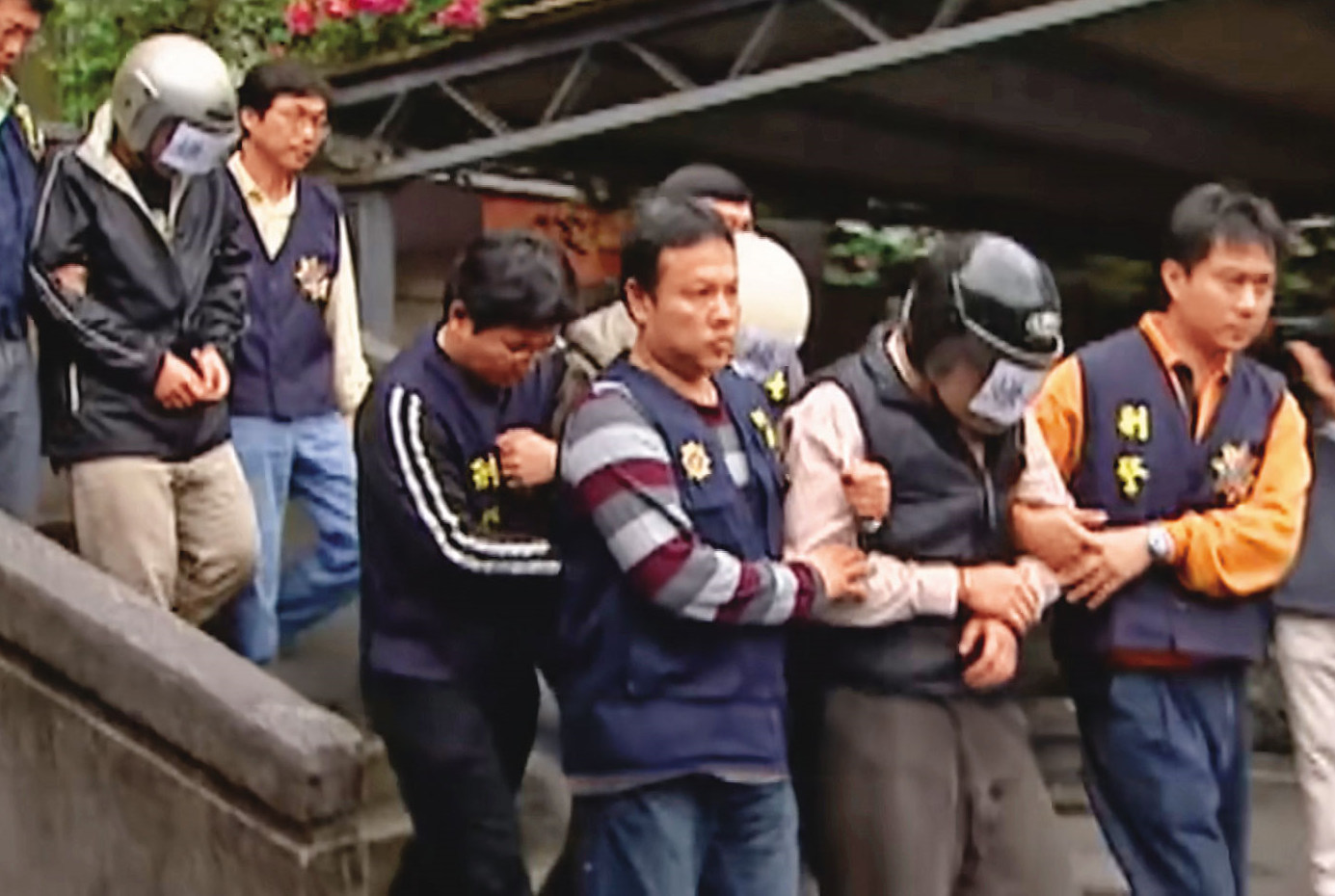 警方趁1名嫌犯出門倒垃圾時將人制伏，接著入屋逮捕另3嫌。（翻攝東森新聞）