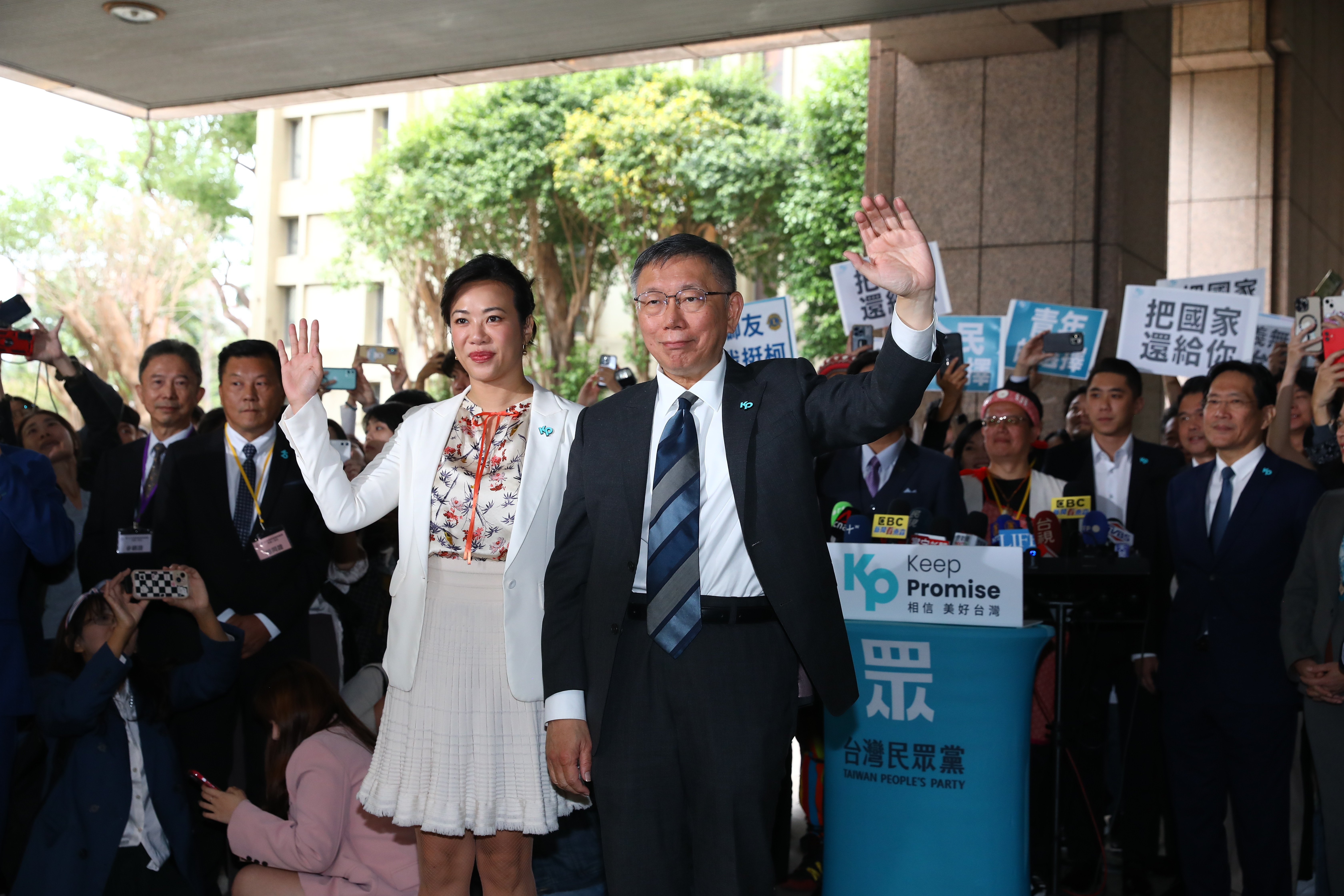 柯文哲副手鎖定吳欣盈，今（24日）兩人現身中選會登記。