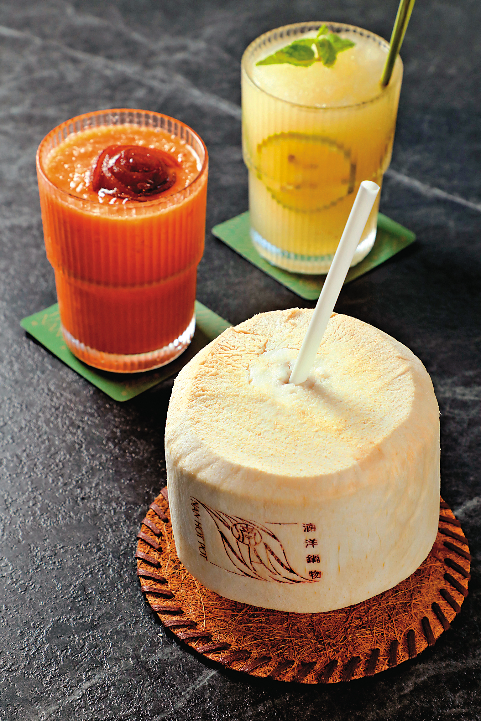 飲料設計很有意思,喝得到「手摘椰子水」(前,180元/顆)、「泰妃奶茶」(中,160元/杯)和「梅爾檸檬香茅冰沙」(後,160元/杯)。