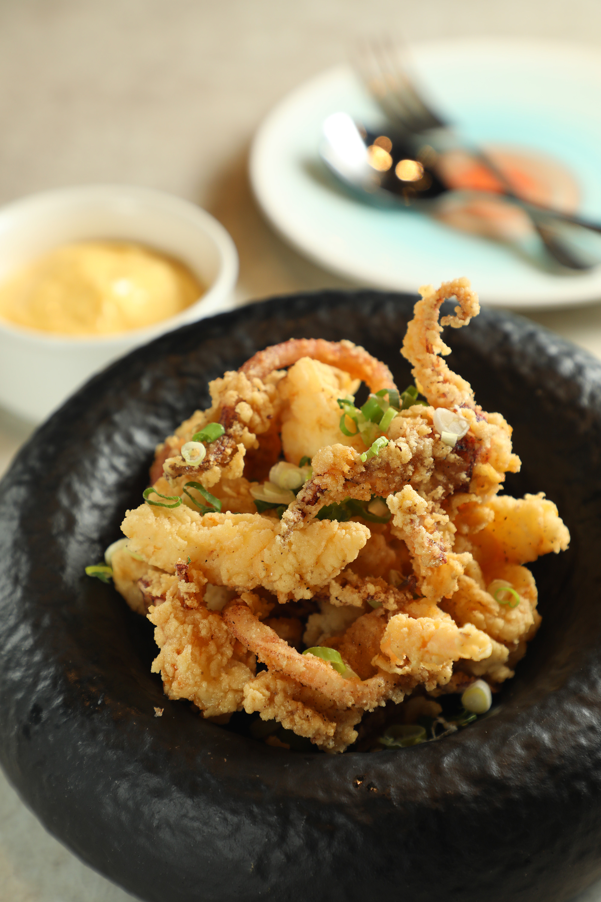主廚將下酒菜「辣魷魚」搭配丘比蛋黃醬，相當開胃。（港幣150元／份）