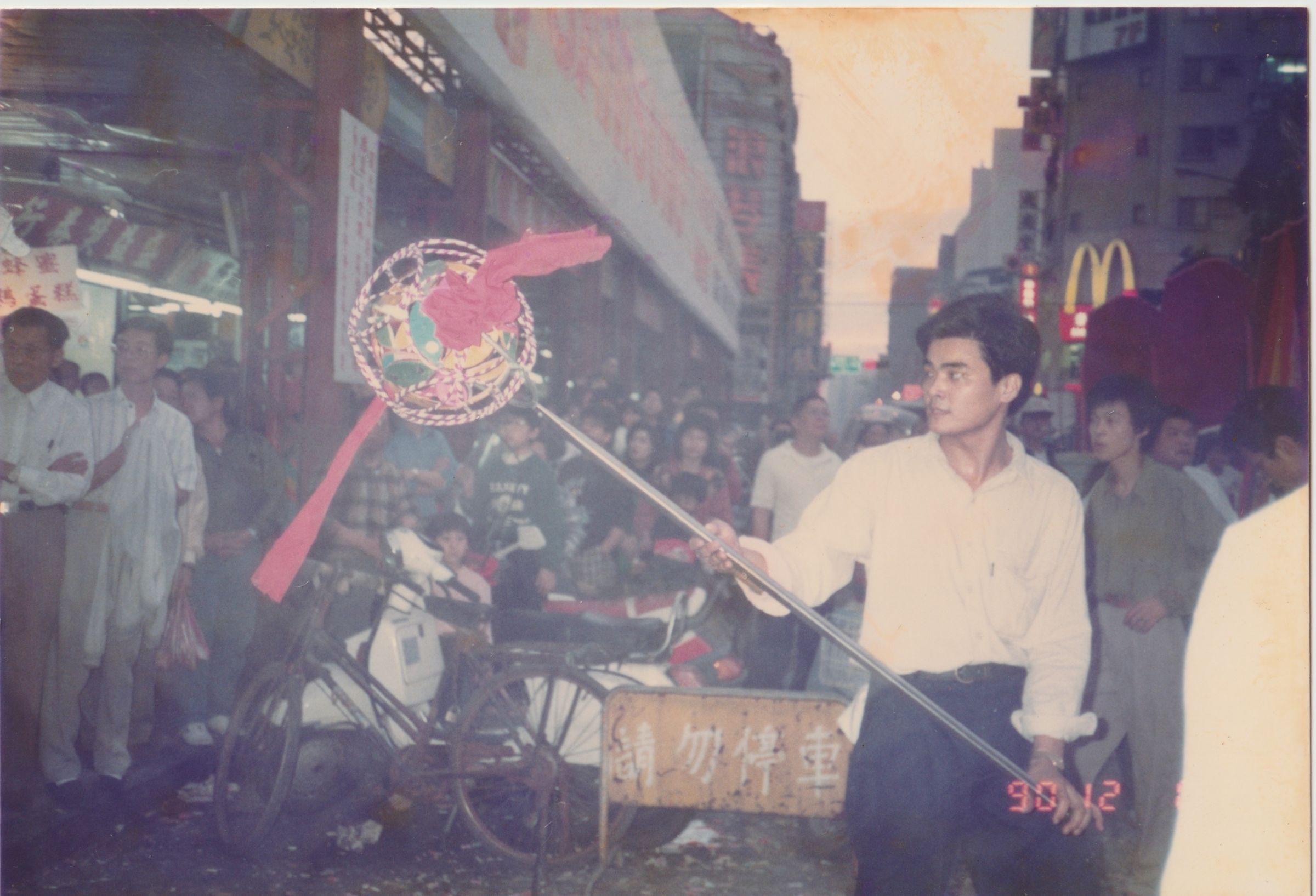  90年代，角頭文化沒落，兩喜號第三代陳秉駿仍有在地性，依然參與廟口陣頭（兩喜號提供）