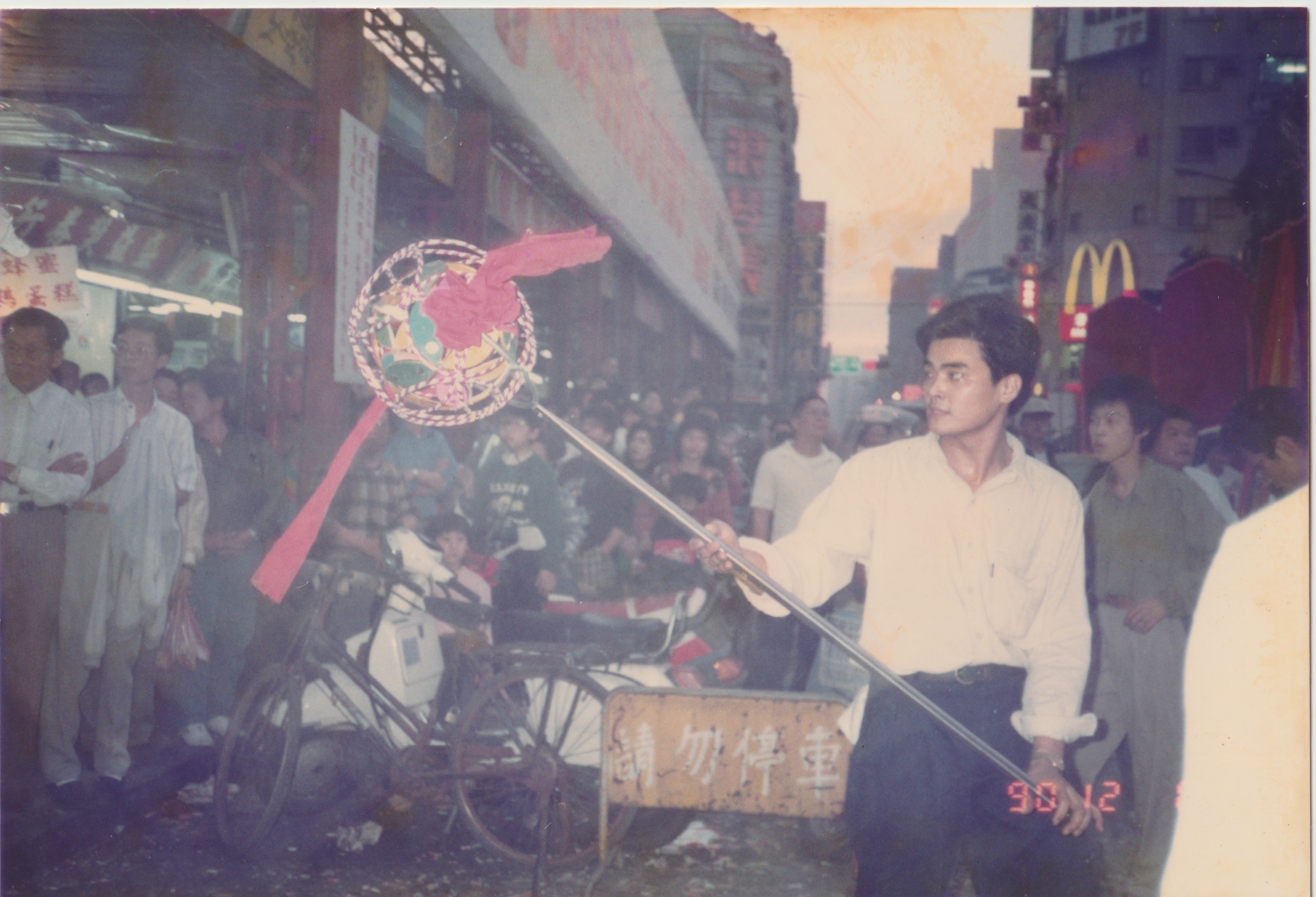  90年代，角頭文化沒落，兩喜號第三代陳秉駿仍有在地性，依然參與廟口陣頭（兩喜號提供）