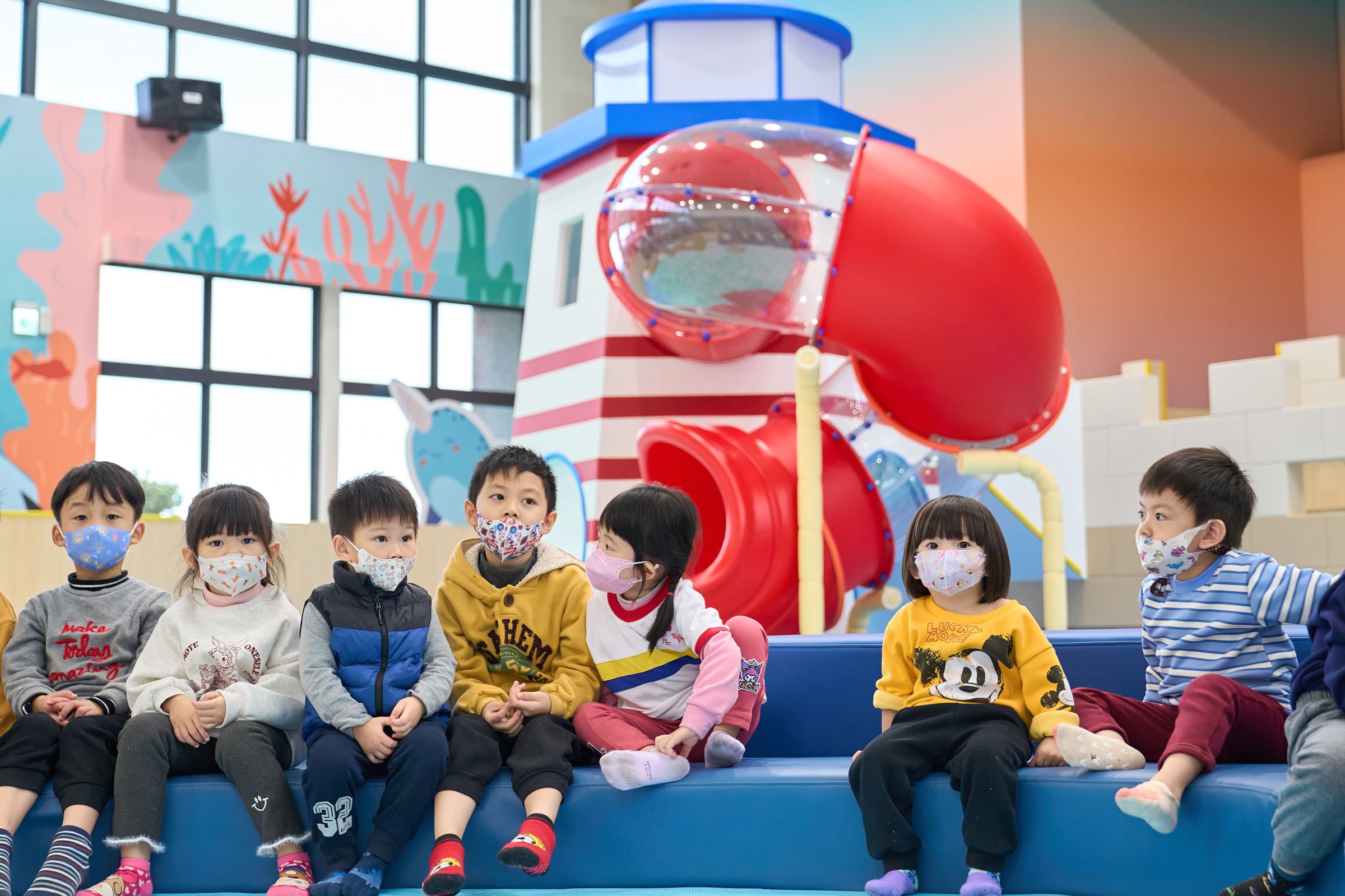 基隆市政府日前在中正區揭牌開幕室內兒童樂園,現場小朋友排排坐,專注地等待儀式結束,開始遊玩!