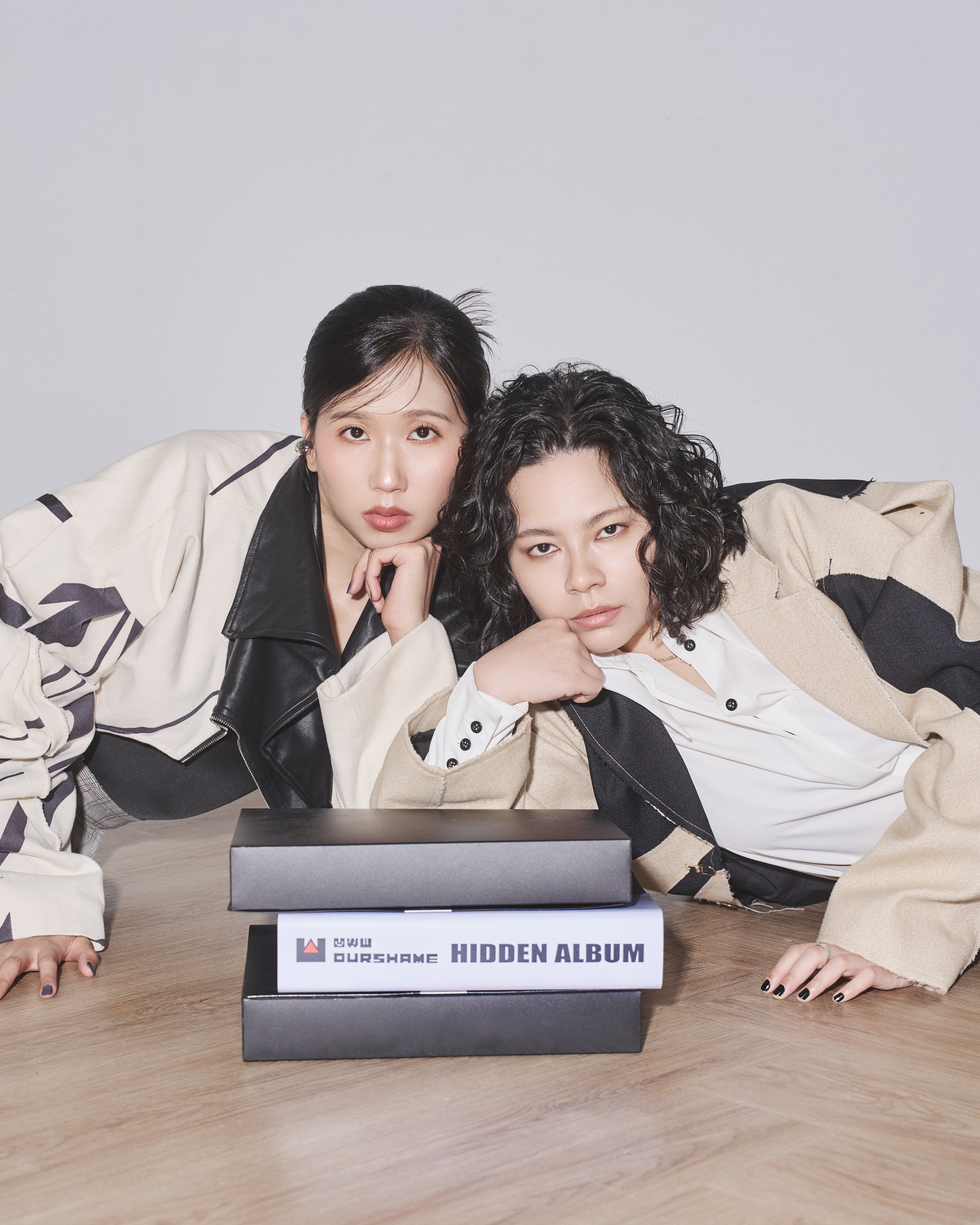 凹與山 Our Shame專輯《Hidden Album》，以「Face ID」、「隱藏相簿」等概念為靈感延伸創作。左為鼓手 Isan，右為主唱暨製作人小凹。（凹與山 Our Shame 提供）