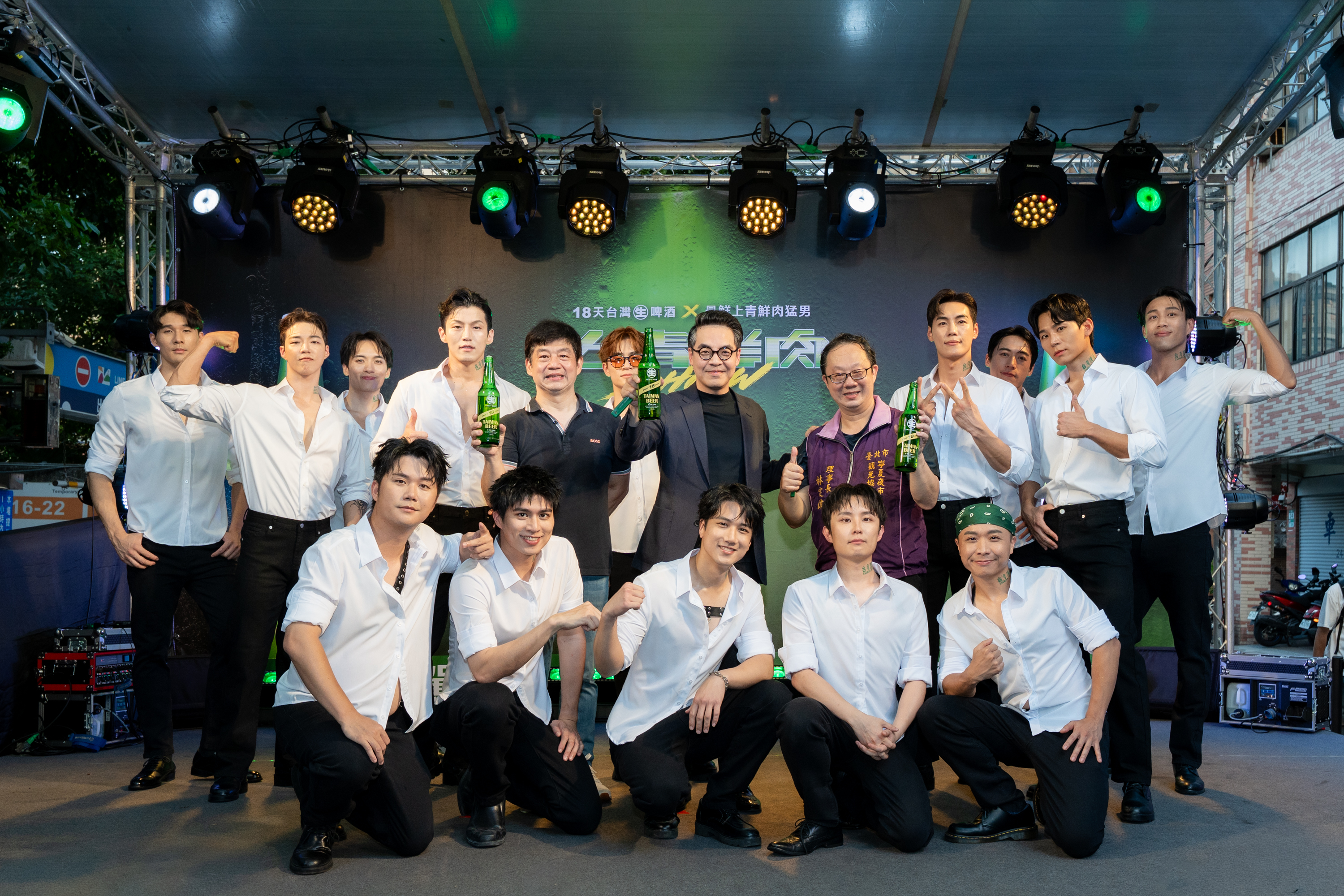 台啤18天生啤酒「上青鮮肉秀」於寧夏夜市登場,限定男團「上青Boyz」與韓國猛男團Wild Wild同台演出,台韓鮮肉魅力引爆現場。(台灣啤酒提供)