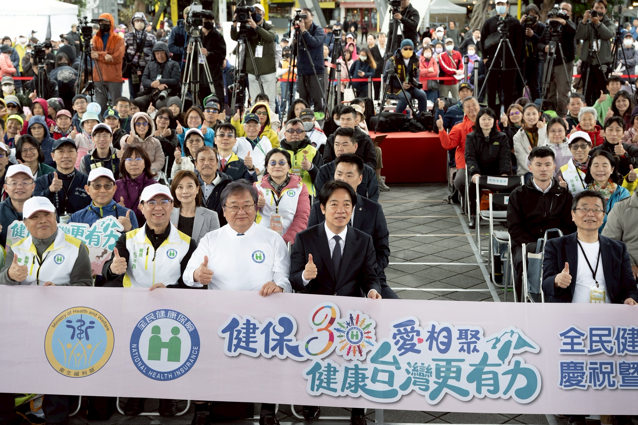 賴清德拋出以「不同工不同酬」的角度調整醫護薪資結構，改善內、外、婦、兒等科別面臨的人力困境。（總統府提供）