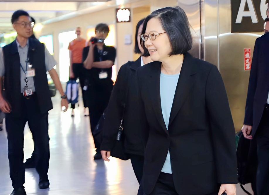 蔡英文表示，「我已經結束了歐洲訪問的行程，今天順利返抵國門。」（翻攝自臉書＠蔡英文）