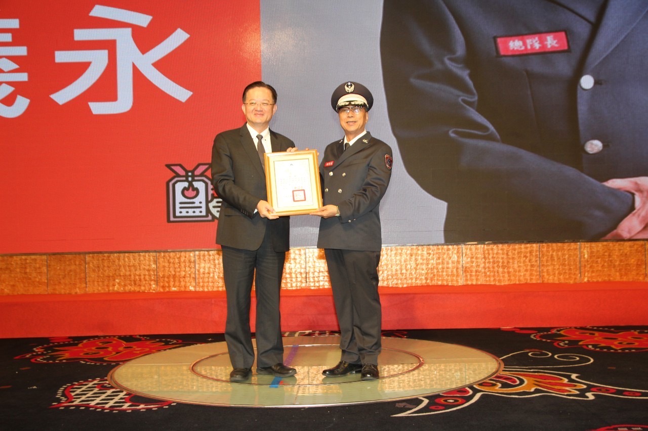 消防署長蕭煥章（左）今天出席高雄市義勇消防總隊總隊長就職典禮，感謝義勇消們無私無我的犧牲奉獻。（消防署提供）