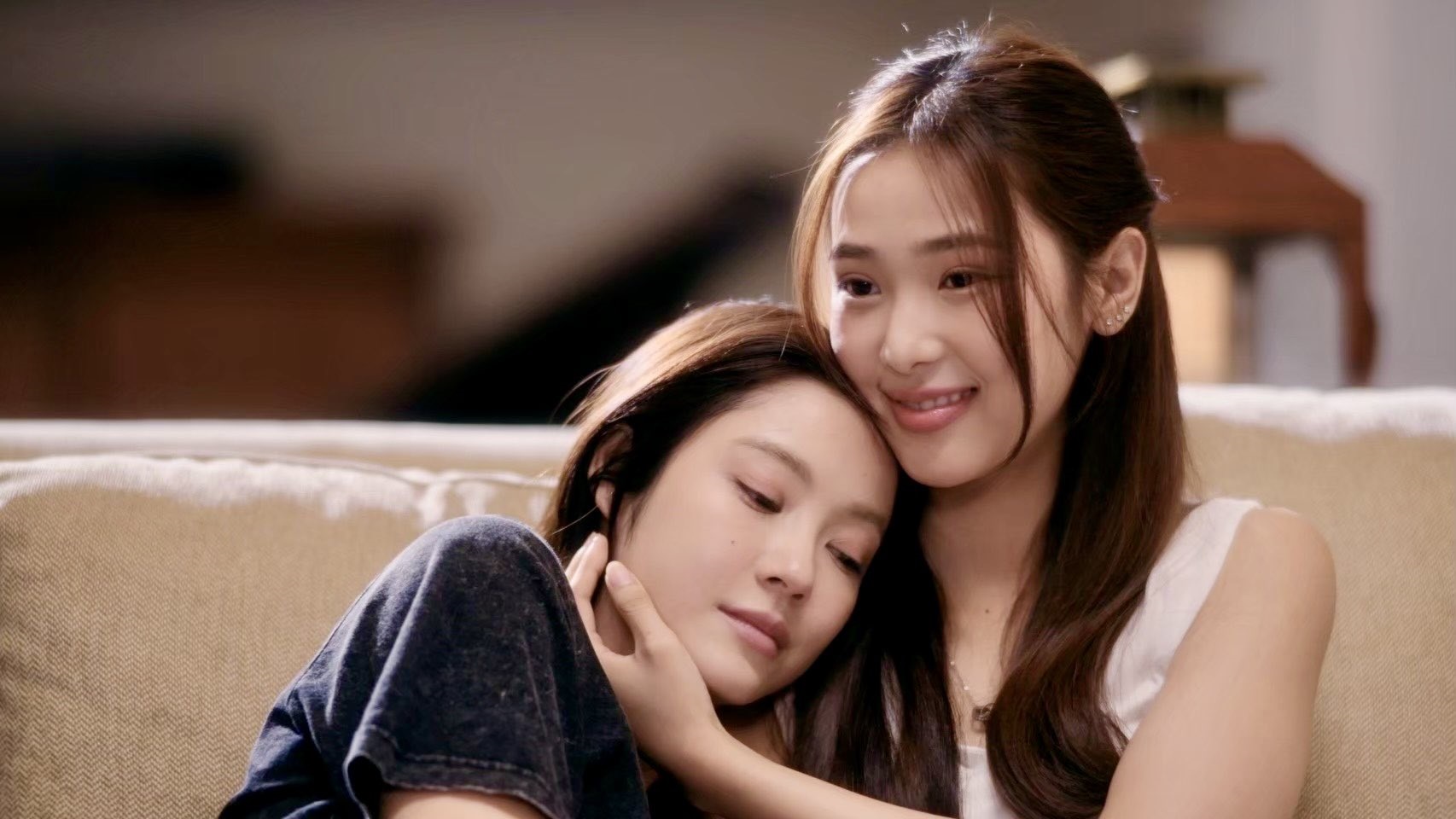 以《冥王星之戀》走紅的泰百CP組合NamtanFilm,擄獲許多台灣粉絲的心,陽รุ่ง更將她們的名字刺在手臂上。(翻攝GMMTV YT頻道)