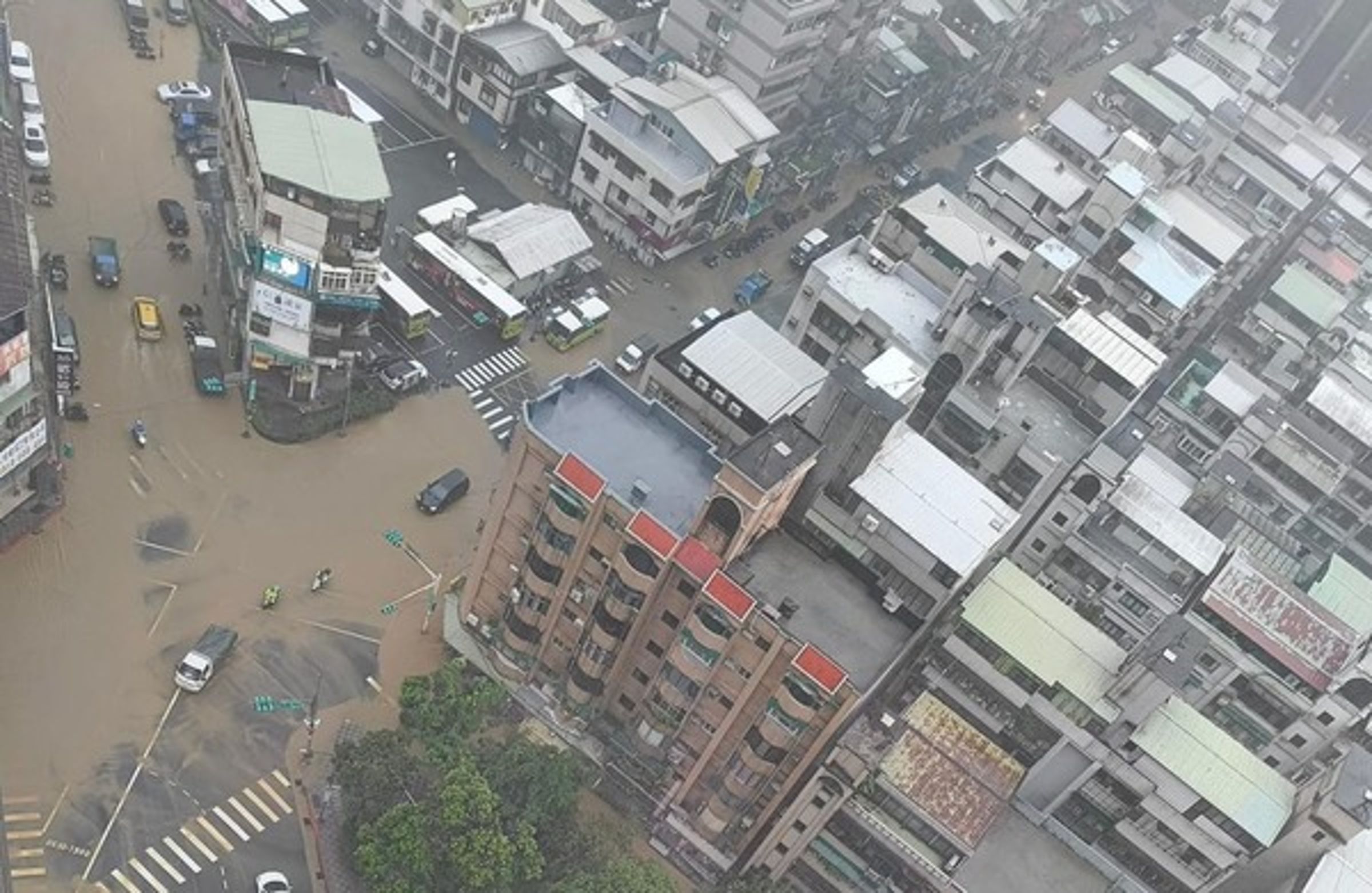 由於大雨下得又急又大，傳出北市信義區淹水災情。（翻攝自記者爆料網）