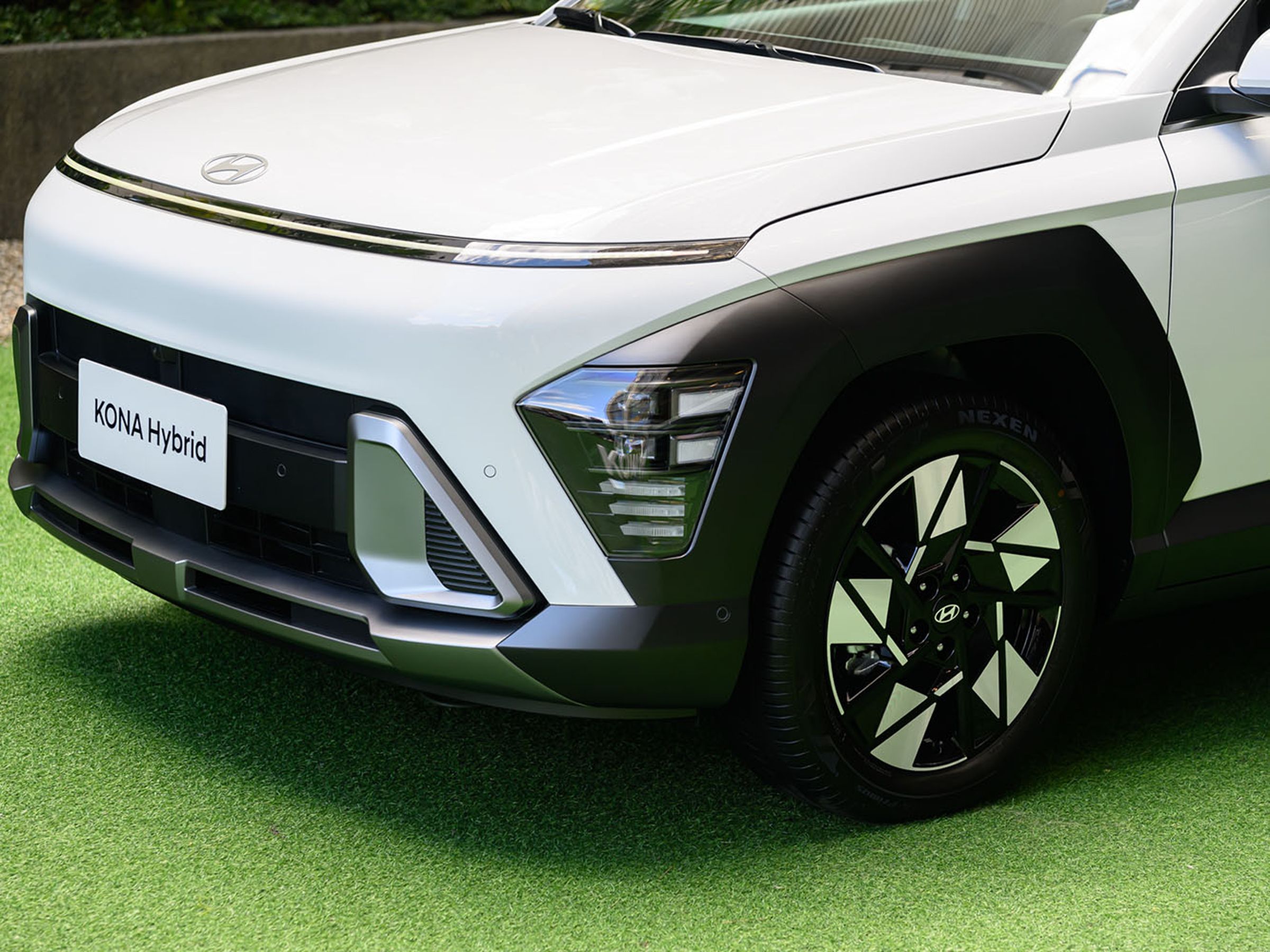 車頭採用Seamless Horizon Lamp無縫地平線LED貫穿式日行燈。