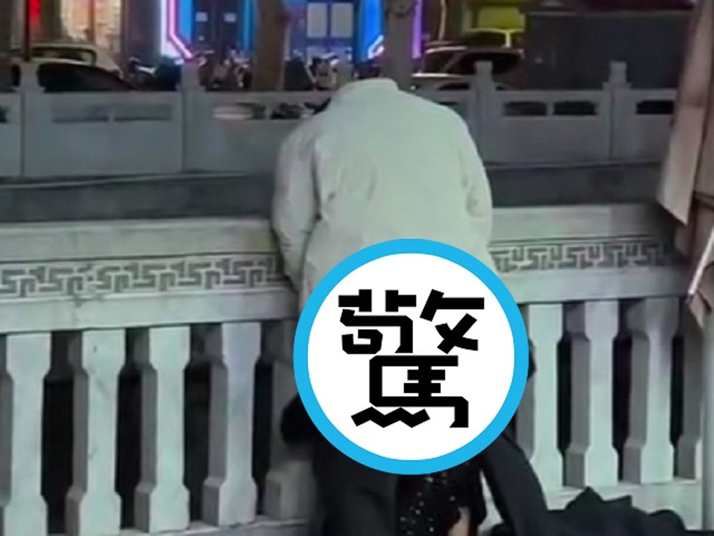 天冷來支熱狗吧!男當街愛愛嗨到「斷頭」,女生來者不拒。(翻自《黑料網》)