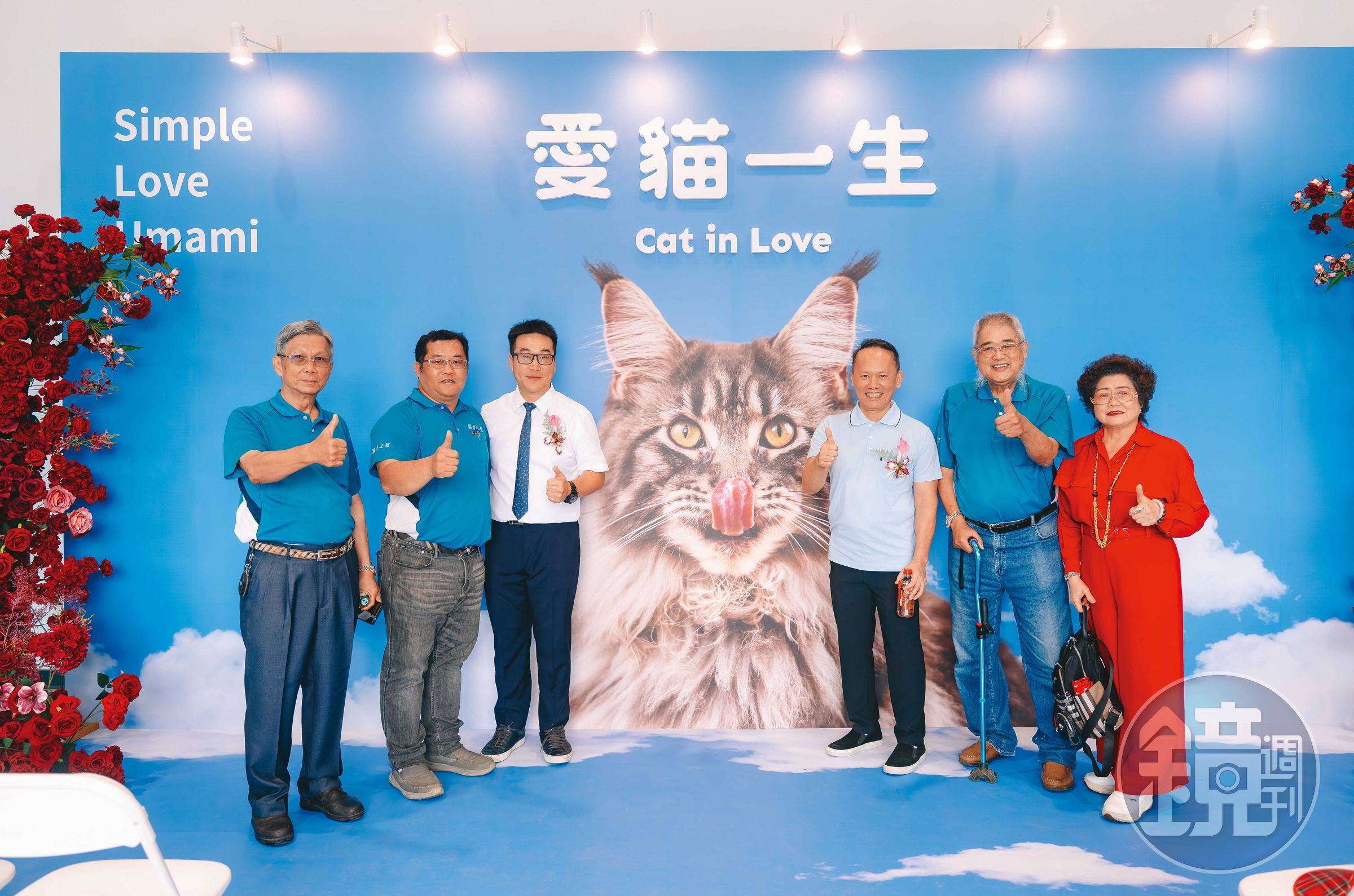 詹岳霖（右3）與隆順漁業集團總經理王志遠（左3）共同創業，運用隆順的新鮮漁獲產製貓食。（愛貓工廠提供）