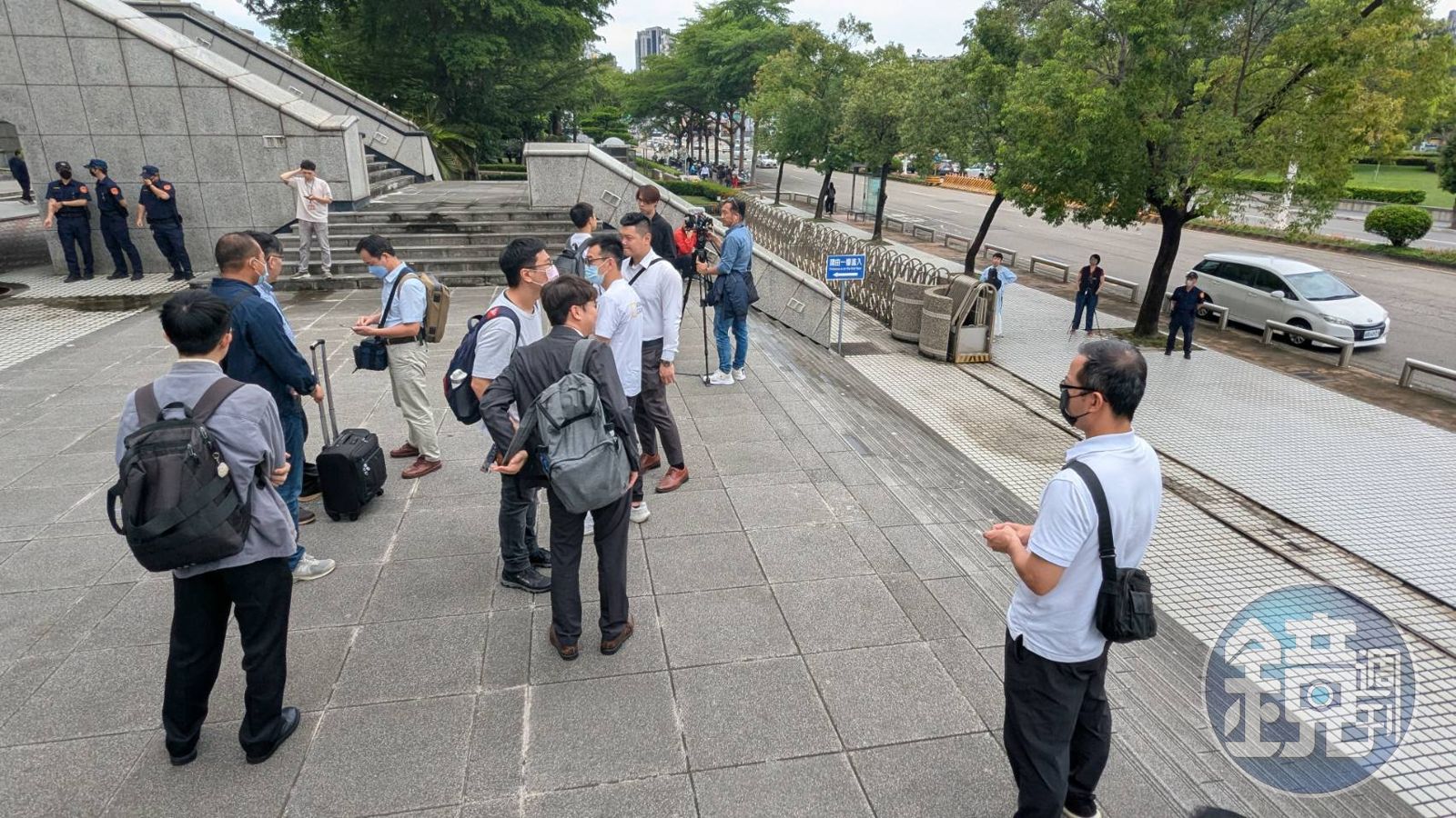 台中高分院法庭外有需多蕭的聲援者。