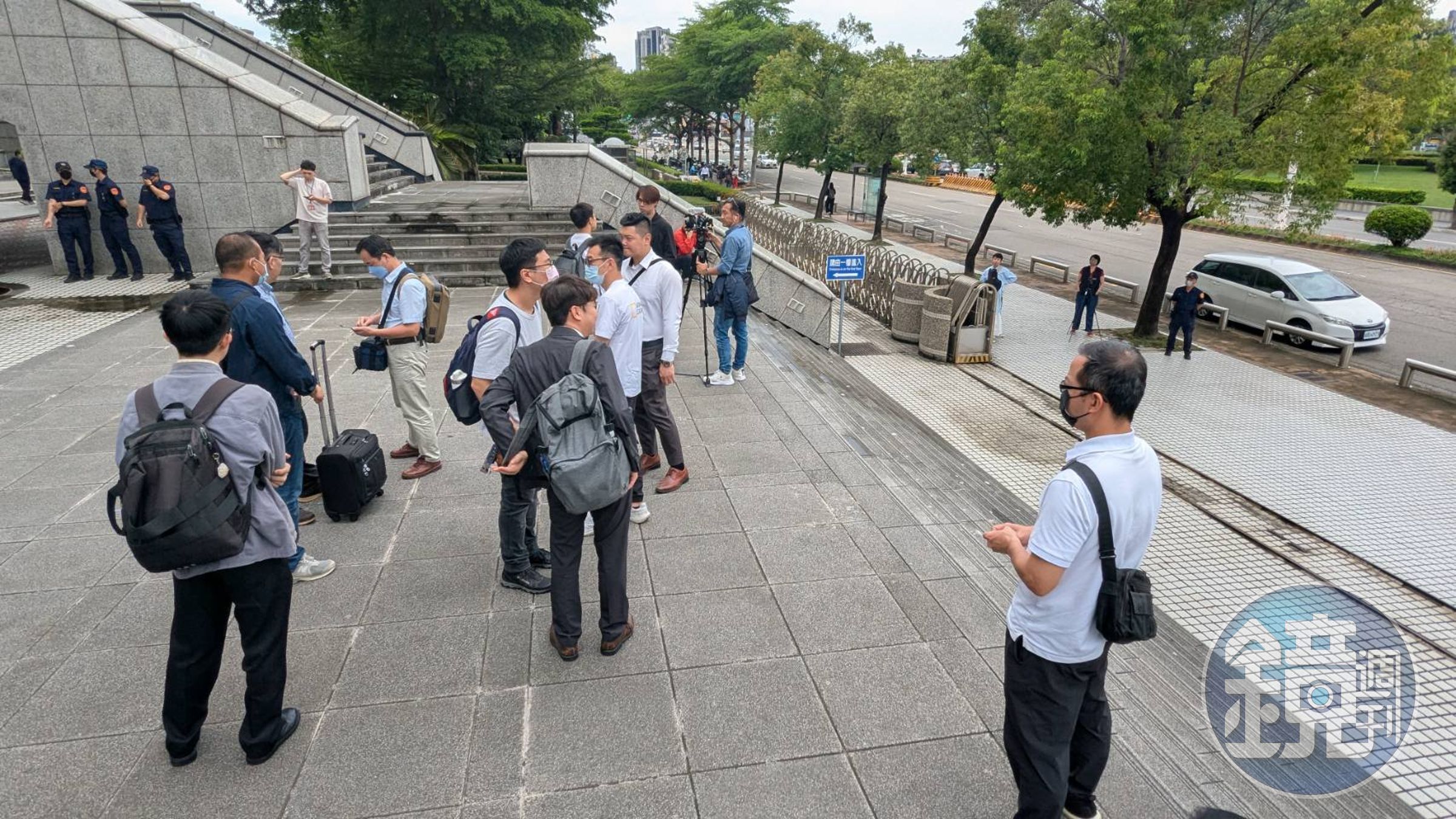 台中高分院法庭外有需多蕭的聲援者。