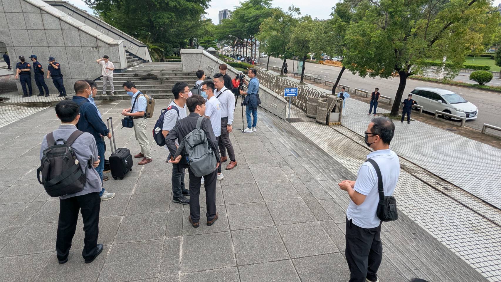 台中高分院法庭外有需多蕭的聲援者。