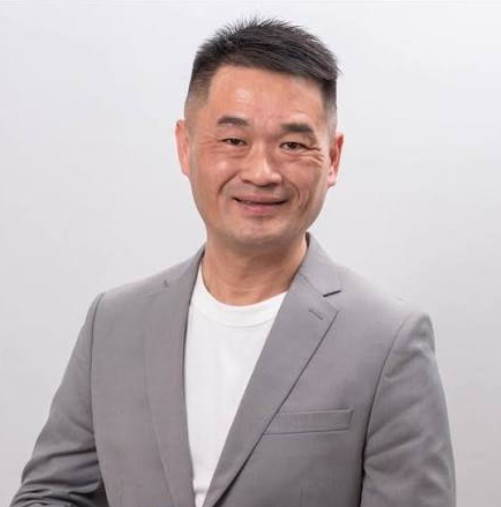 台中市議員候選人鄭伯其涉賄選燕窩禮盒,10萬元交保。(翻攝臉書)