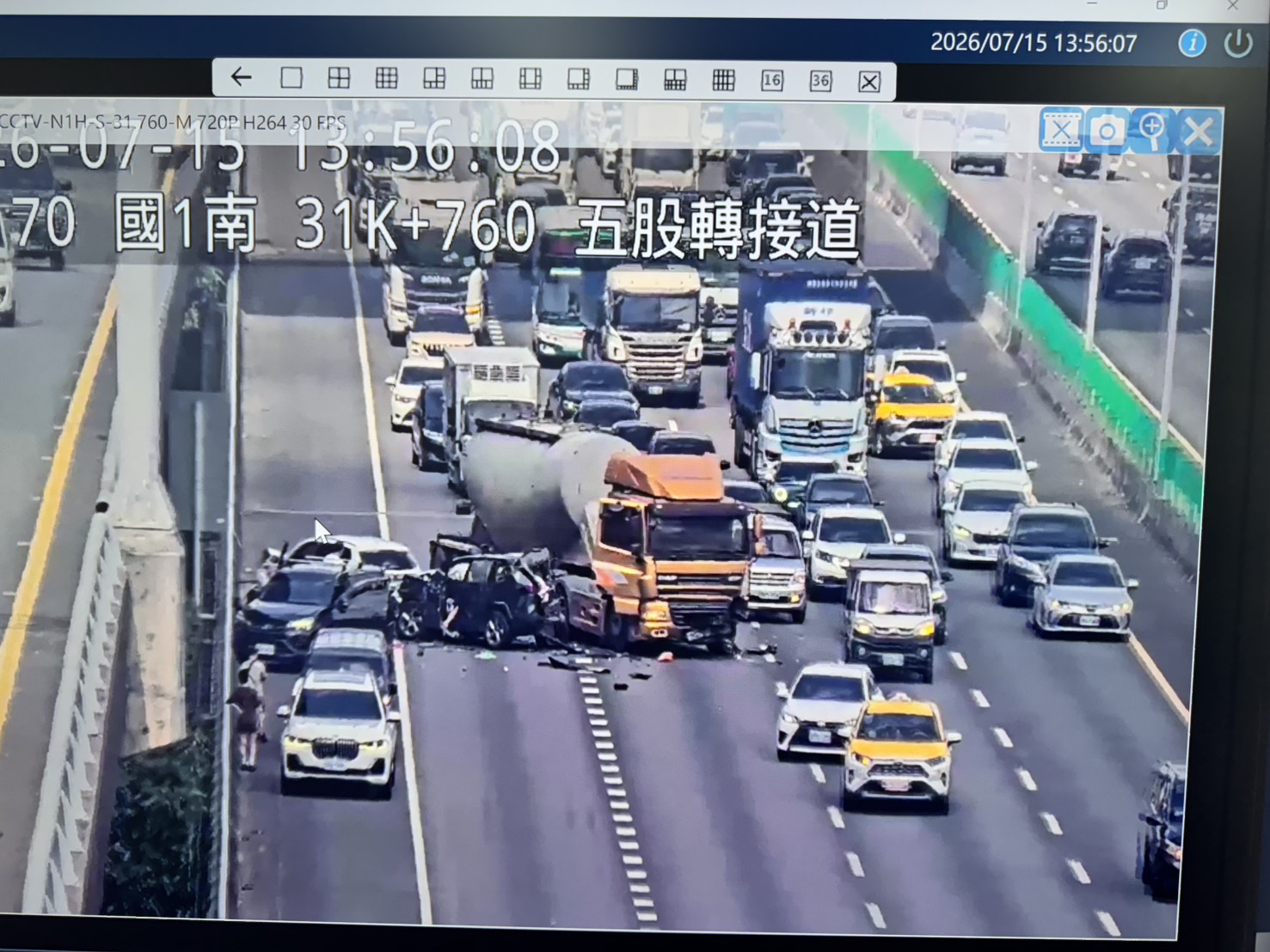 一輛聯結車在國道1號南向31.4公里五股路段因未注意車前狀況，連續追撞5車肇事。翻攝畫面