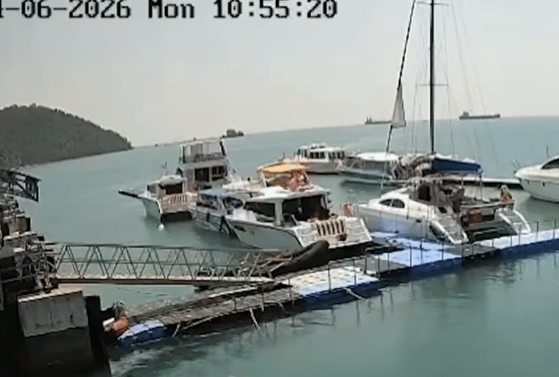 普吉島碼頭旁的一艘快艇突然爆炸,船上人員逃出後整船燒成火球。(翻攝自YouTube @thairathnews)