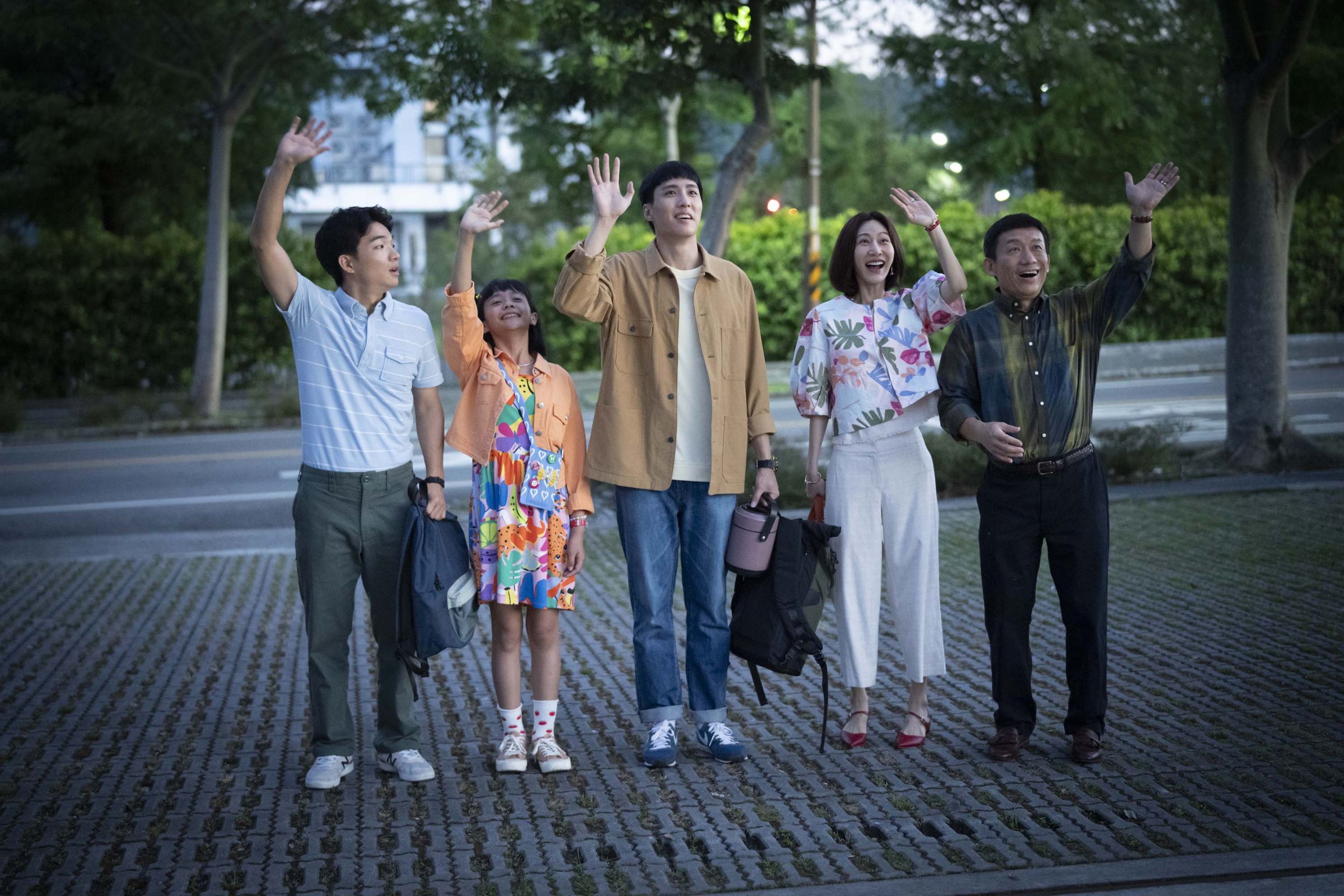 《省省吧!我家富貴發》胡智強(左起)和郭子乾(右起)、曾莞婷、余晉、陳昭妃飾演「省錢家族」。(瀚草文創提供)