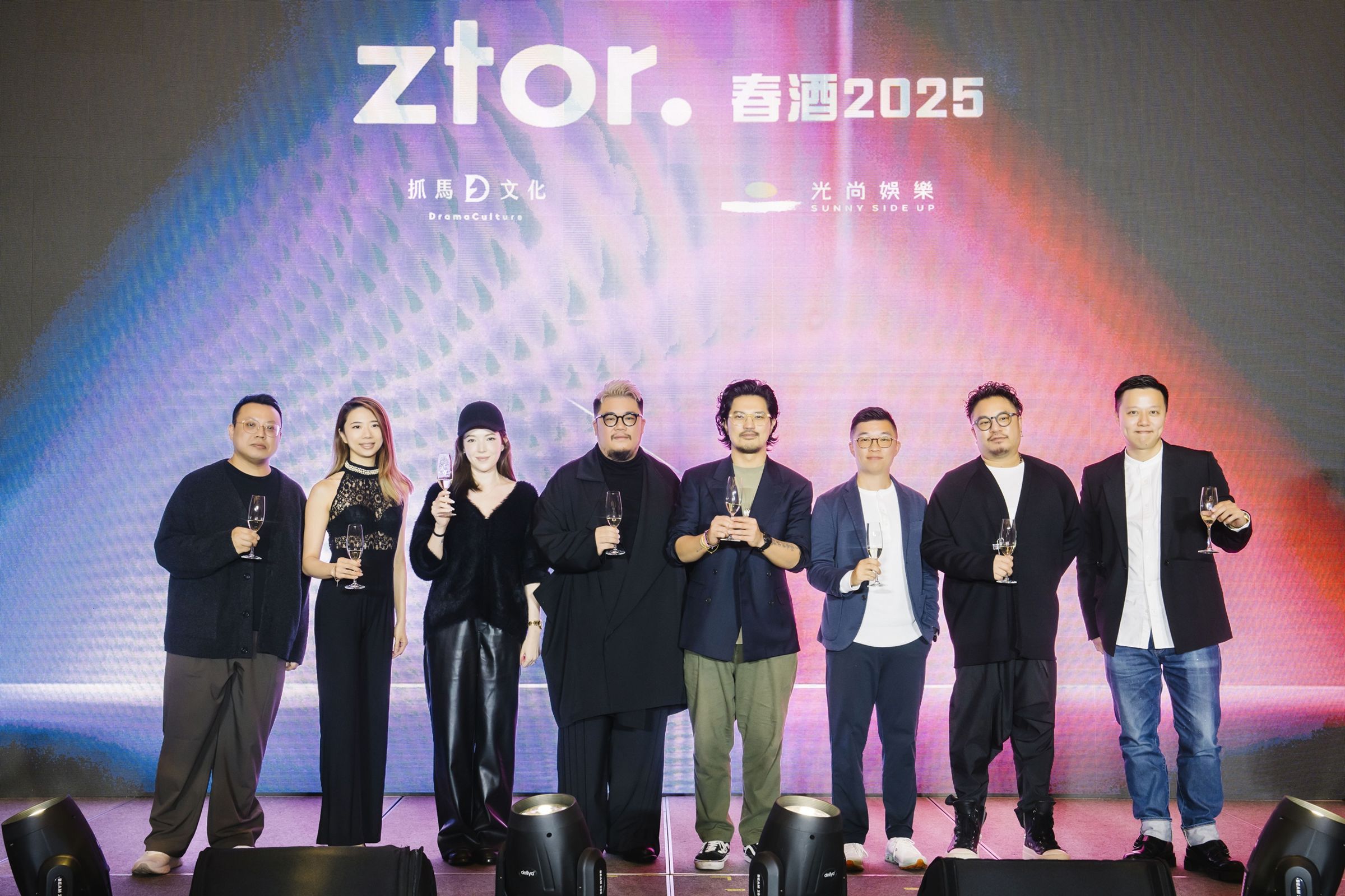 許瑋甯（左三）與抓馬文化合組「時間軸製作所」，含括藝人管理、影視制作及藝術開發等。（抓馬文化提供）