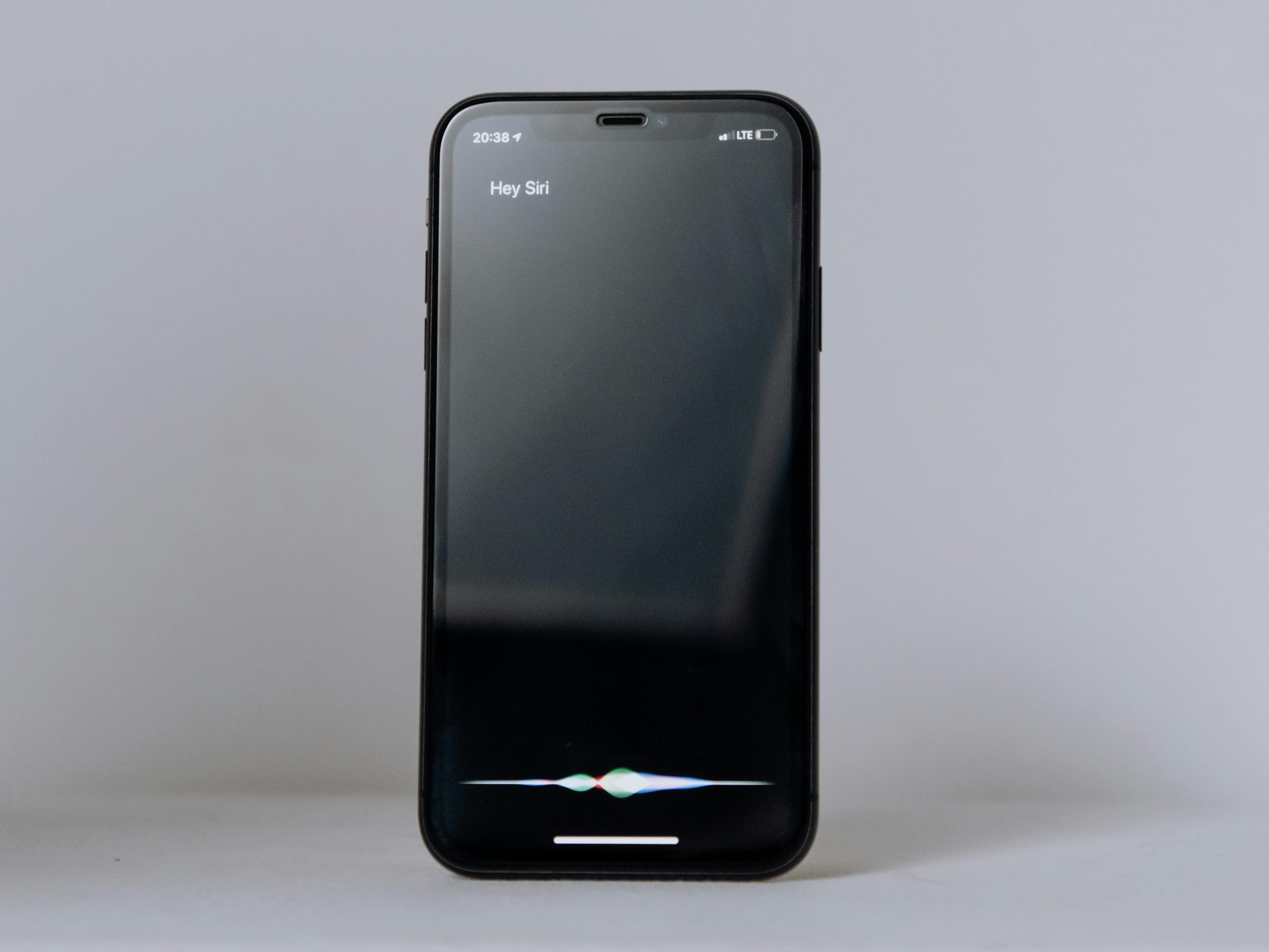 彭博報導,蘋果(Apple)計畫在今年稍晚大幅改造旗下語音助理 Siri,轉型為對話式人工智慧聊天機器人。(翻攝自pexels)