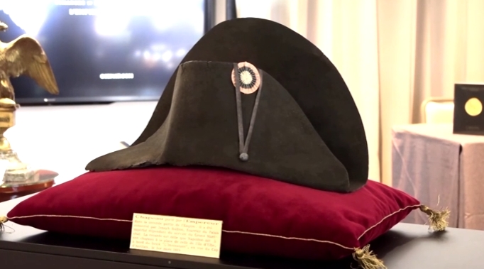 拿破崙擔任皇帝時所戴過的一頂黑色雙角帽，近日以193.2萬歐元天價賣出。（翻攝自推特）
