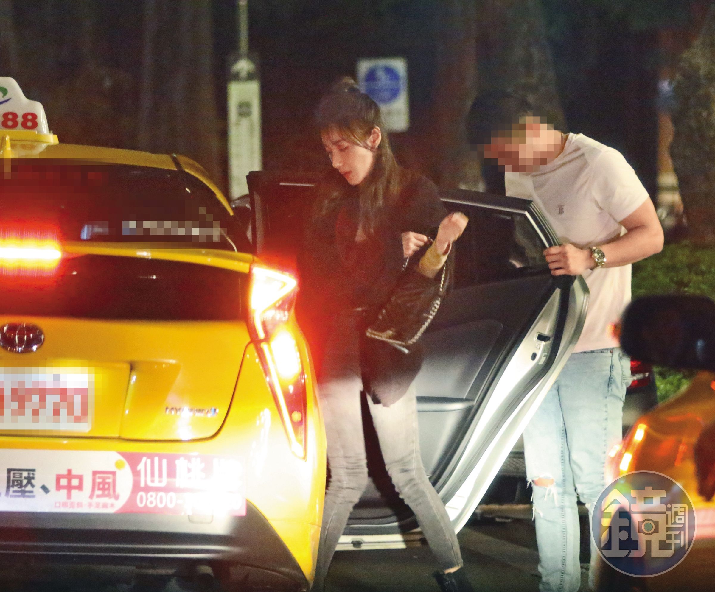 4/8 23：27 夏宇禾（左）等人搭車前往信義區的餐廳；出人意料的是李聖傑居然沒跟了。