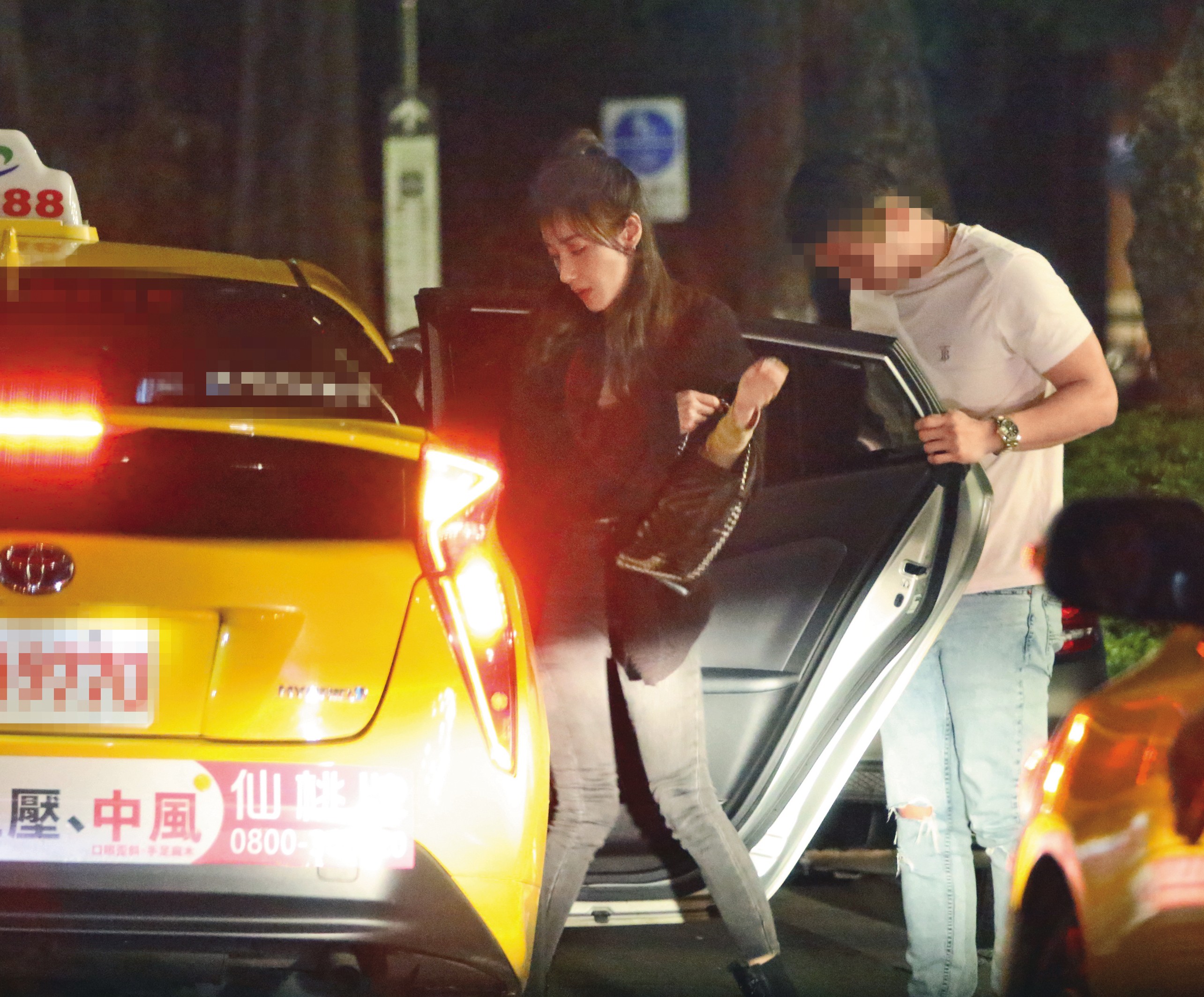 4/8 23：27 夏宇禾（左）等人搭車前往信義區的餐廳；出人意料的是李聖傑居然沒跟了。