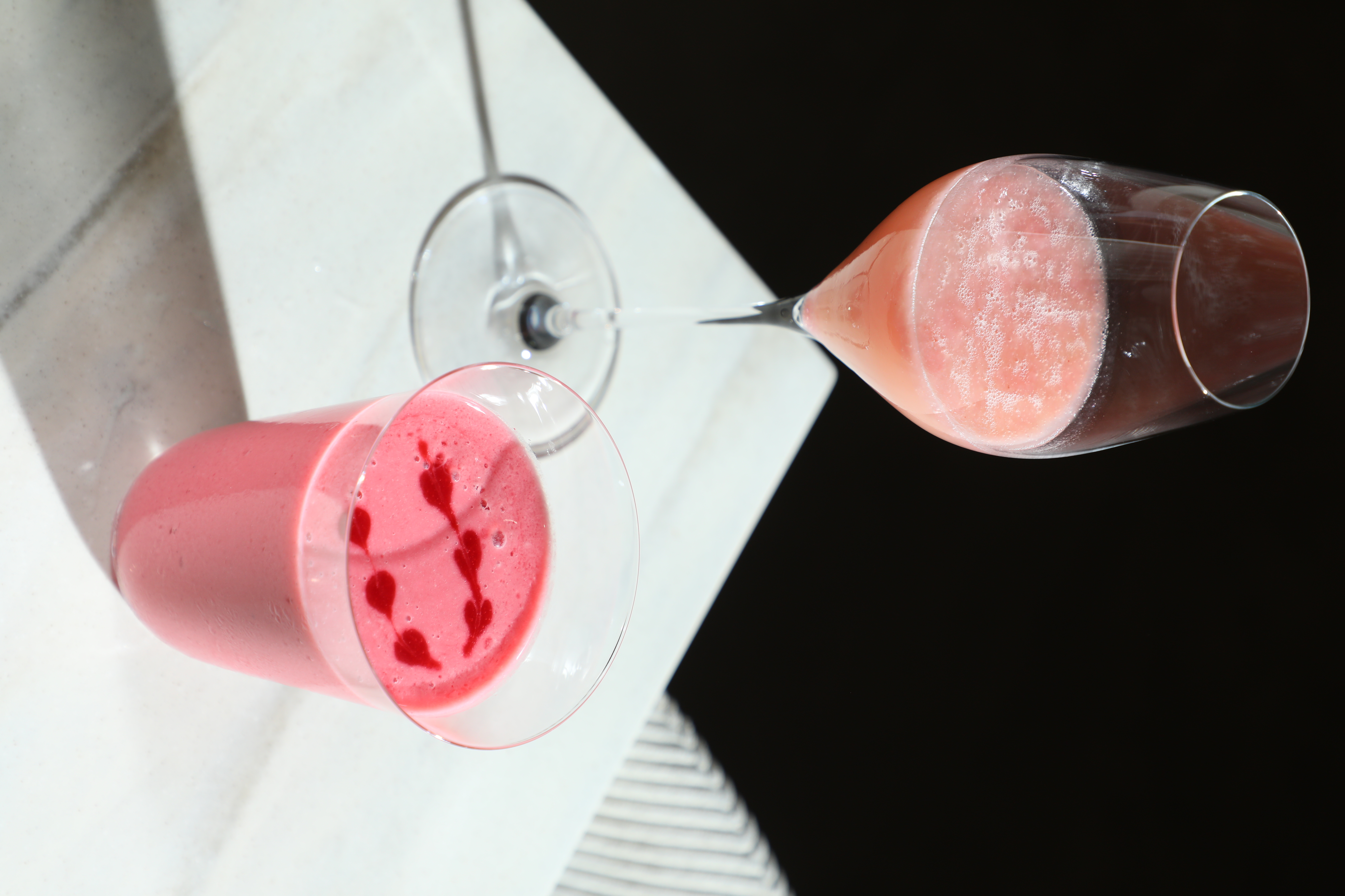 春天適合來杯粉嫩調酒「Bellini, Prosecco, Peach」(後)或無酒精的鮮打果昔「Grape, raspberry, osmanthus, honey, yogurt」(前)。(皆300元/杯)