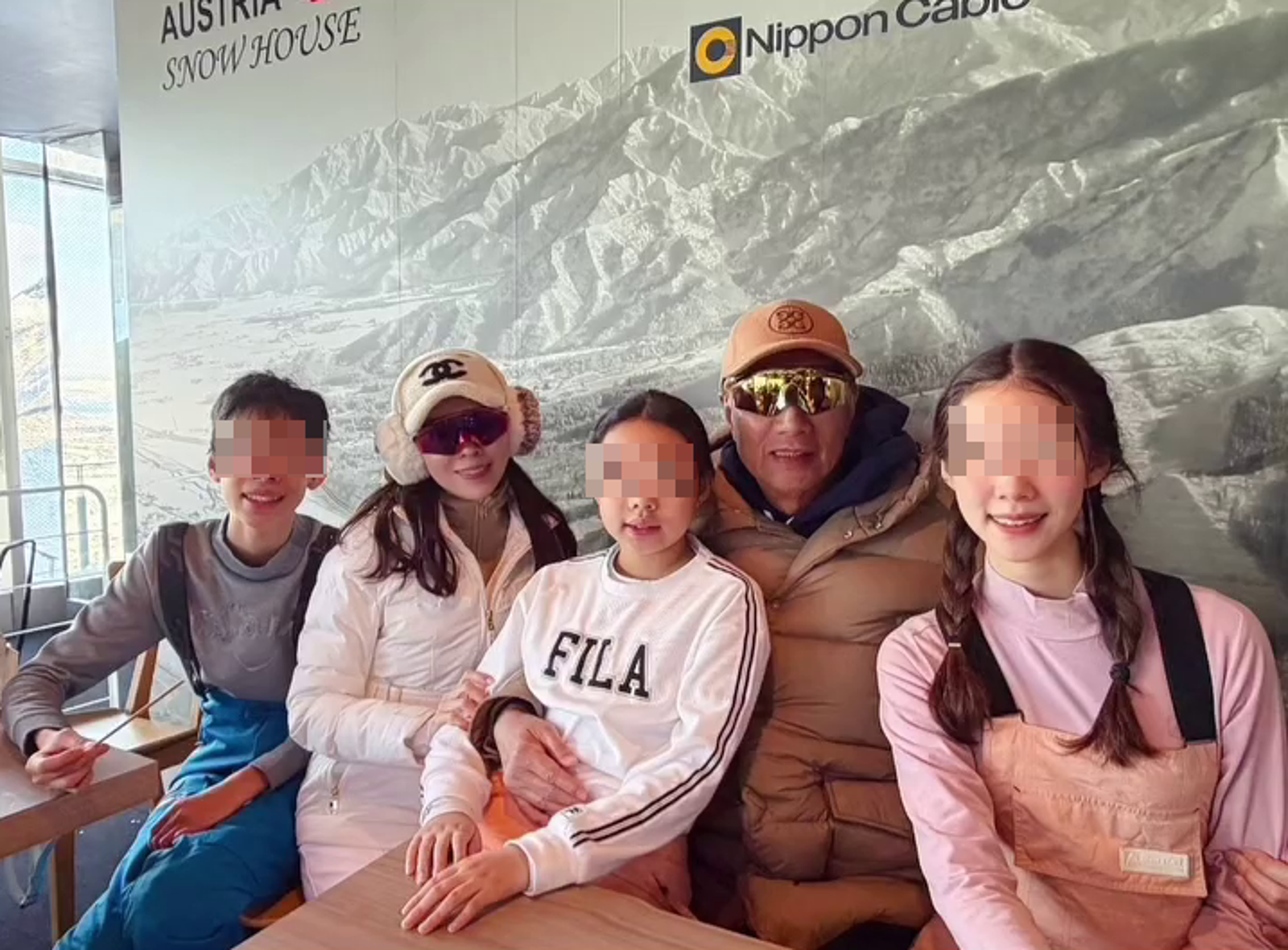 曾馨瑩難得公開全家福。（翻攝曾馨瑩IG）